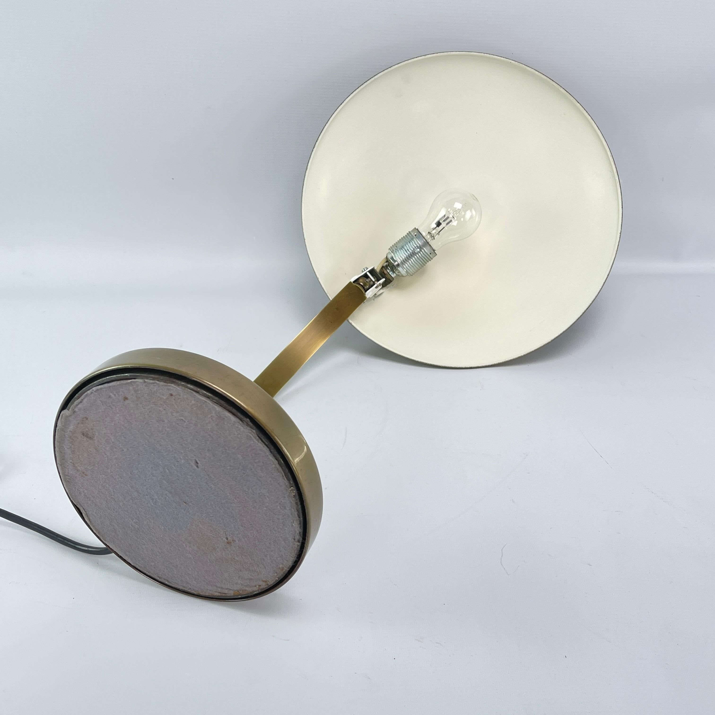 Milieu du XXe siècle Lampe de table Kaiser Idell modèle 6751 en laiton Kaiser Leuchten, années 1960 en vente