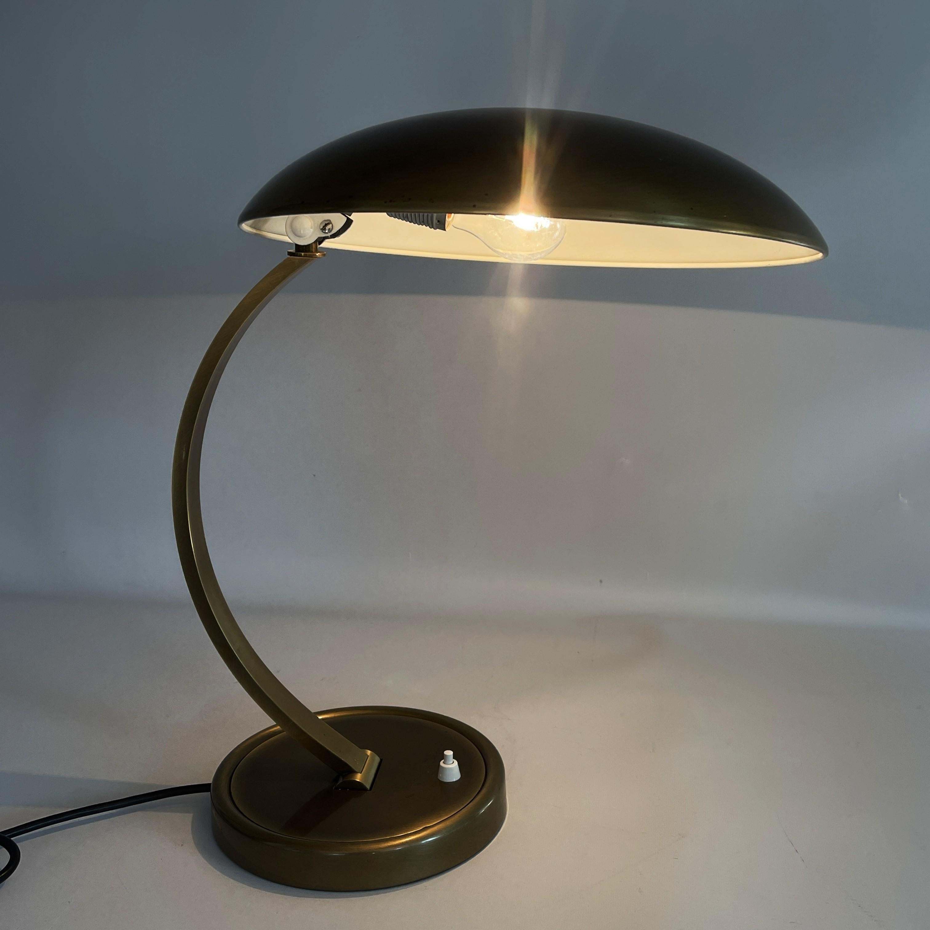 Métal Lampe de table Kaiser Idell modèle 6751 en laiton Kaiser Leuchten, années 1960 en vente
