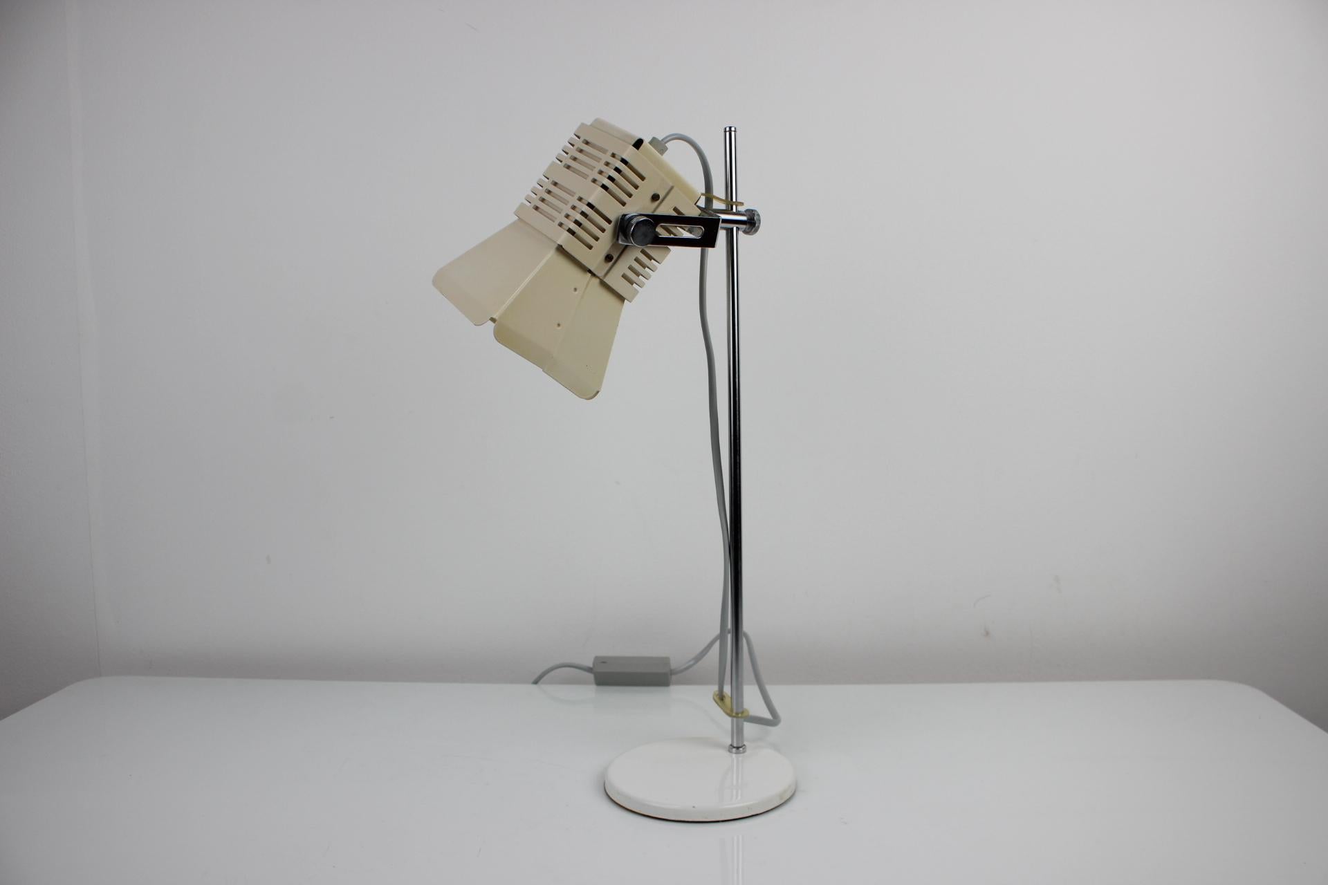 Made in Czechoslovakia
Made of painted metal, chrome
Adjustable shade
Has signs of use
Bulb 1x60W, E27 or E26
American adapter included
Original state.