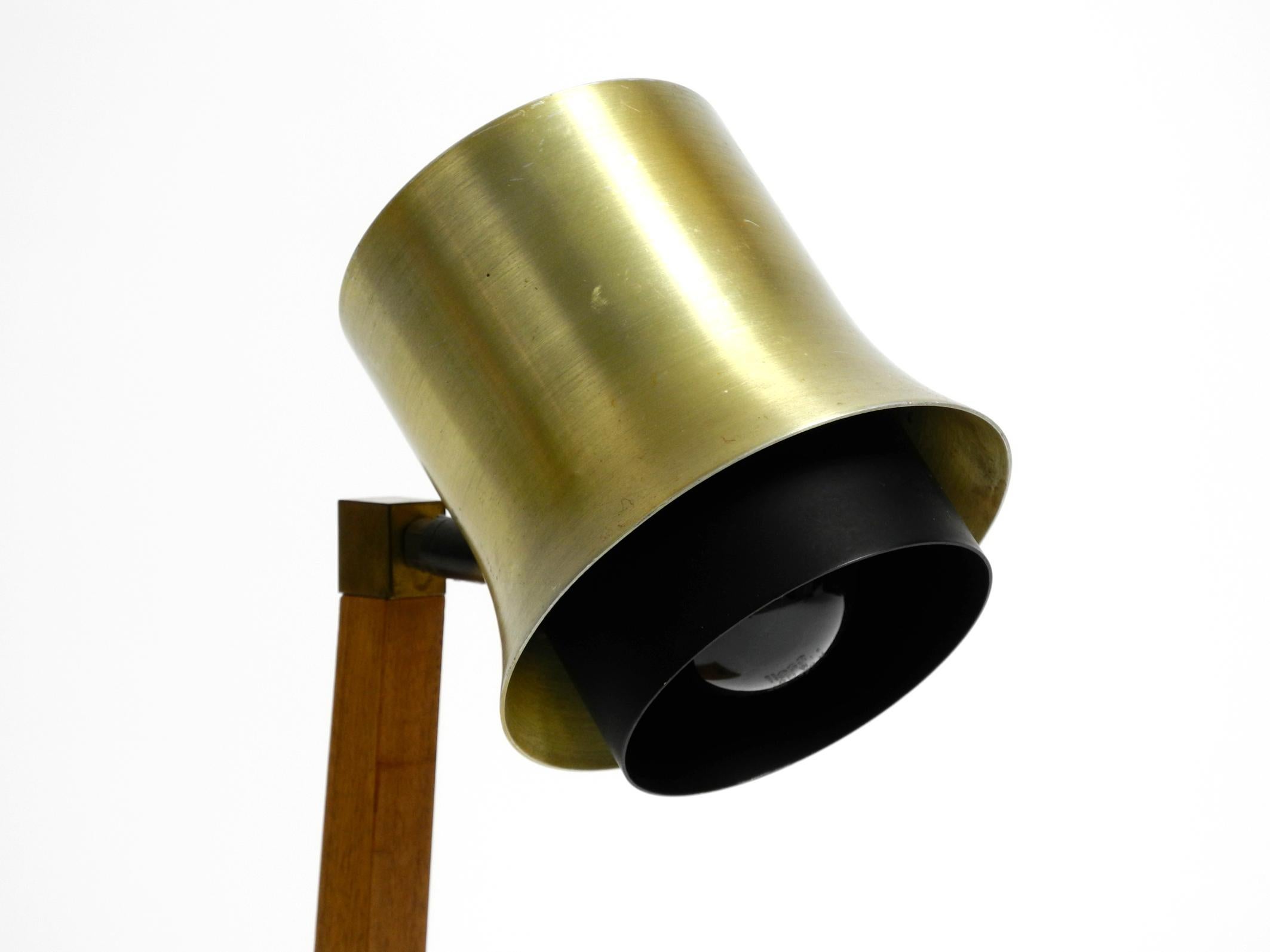 Mid-Century-Tischlampe aus Teakholz, mit Aluminiumschirm, hergestellt in Dänemark im Angebot 8