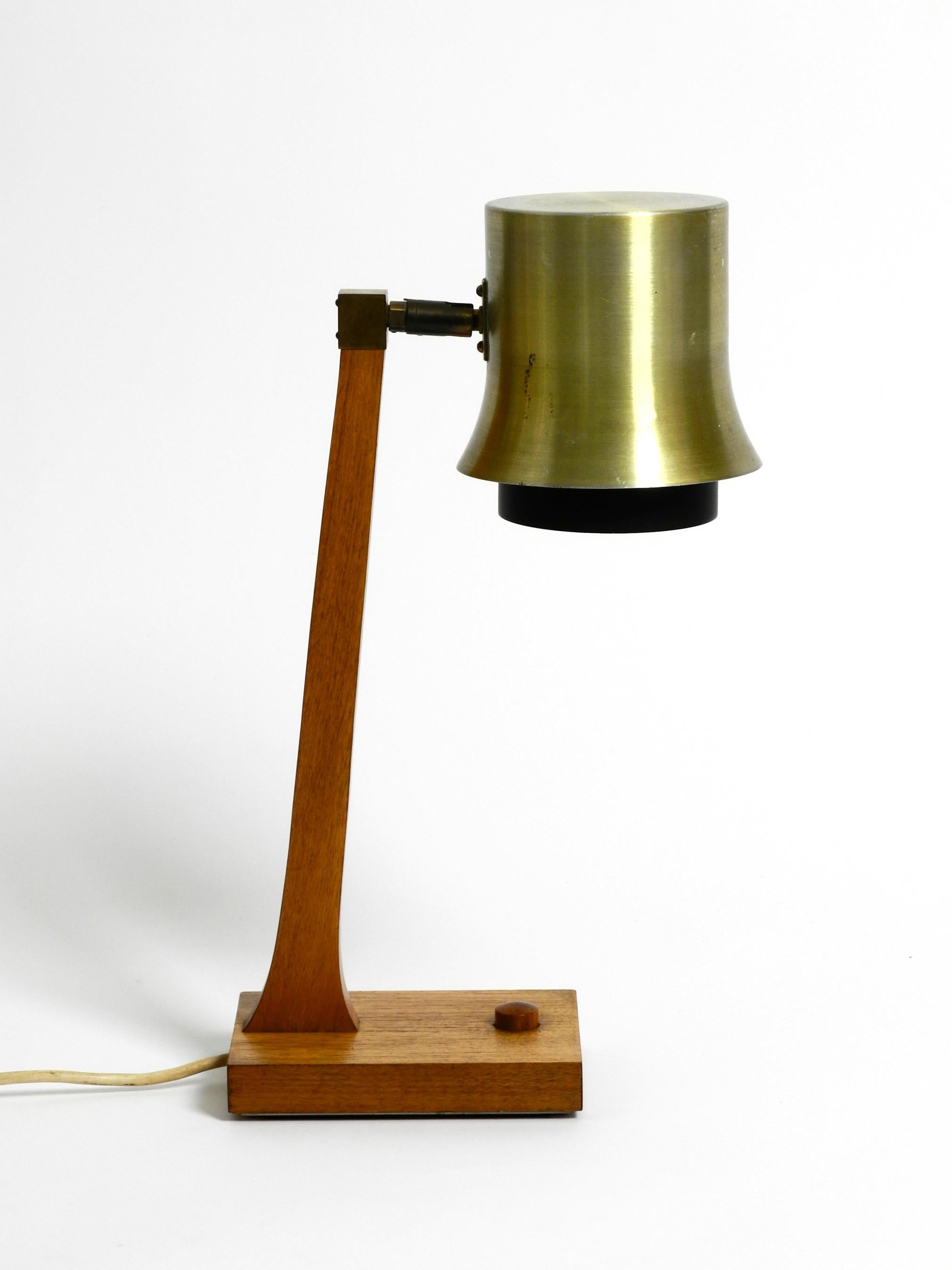 Mid-Century-Tischlampe aus Teakholz, mit Aluminiumschirm, hergestellt in Dänemark im Angebot 9