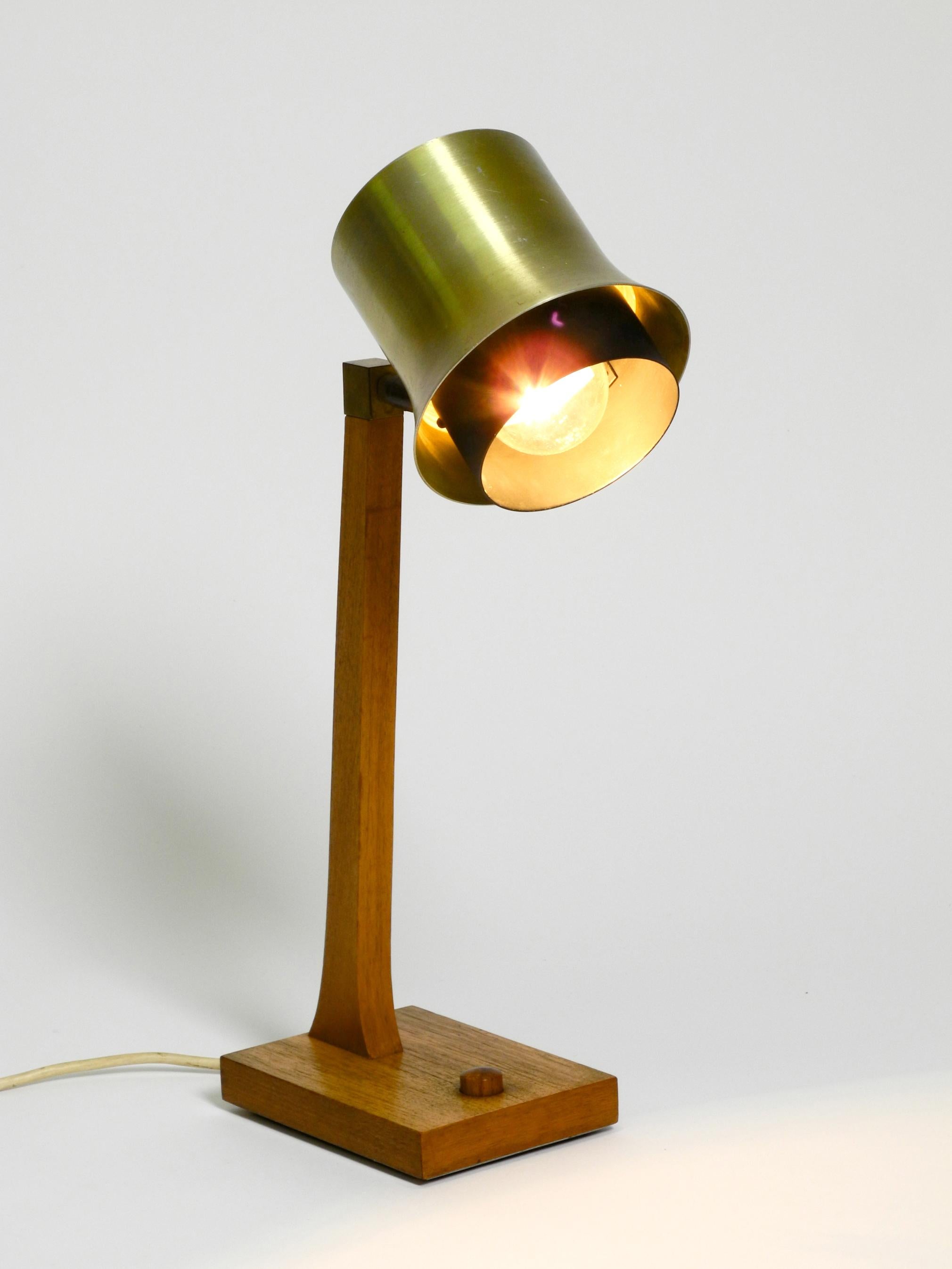 Mid-Century-Tischlampe aus Teakholz, mit Aluminiumschirm, hergestellt in Dänemark im Angebot 12