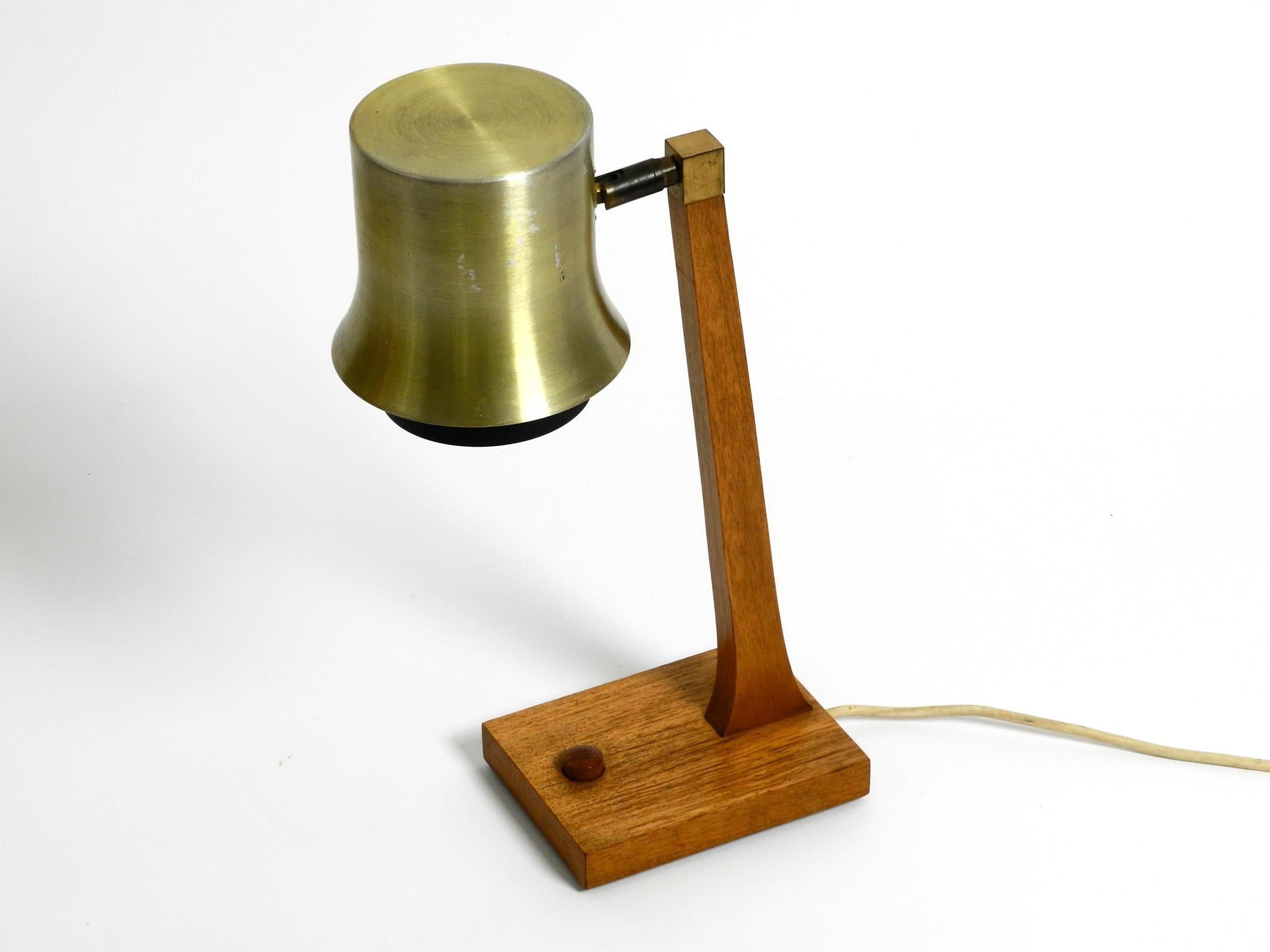 Mid-Century-Tischlampe aus Teakholz, mit Aluminiumschirm, hergestellt in Dänemark (Moderne der Mitte des Jahrhunderts) im Angebot