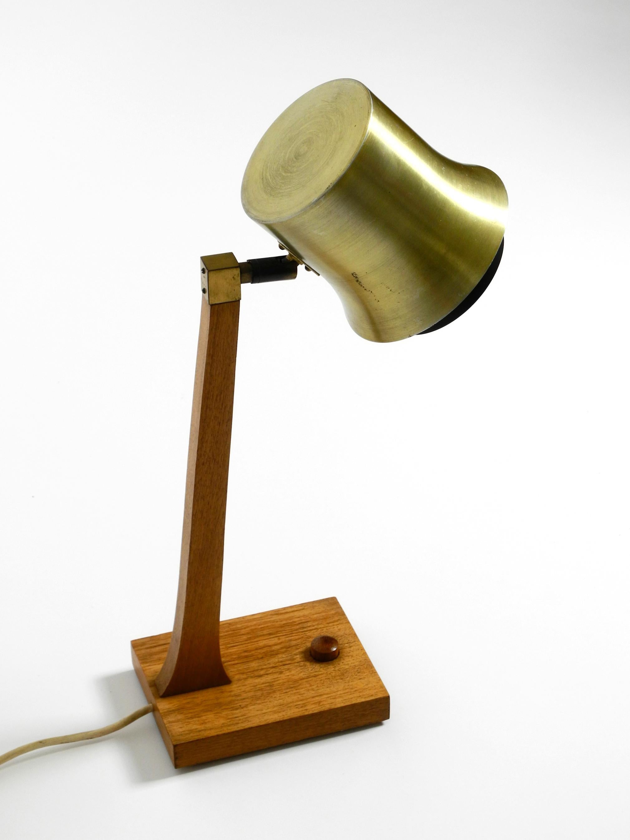 Mid-Century-Tischlampe aus Teakholz, mit Aluminiumschirm, hergestellt in Dänemark im Zustand „Gut“ im Angebot in München, DE