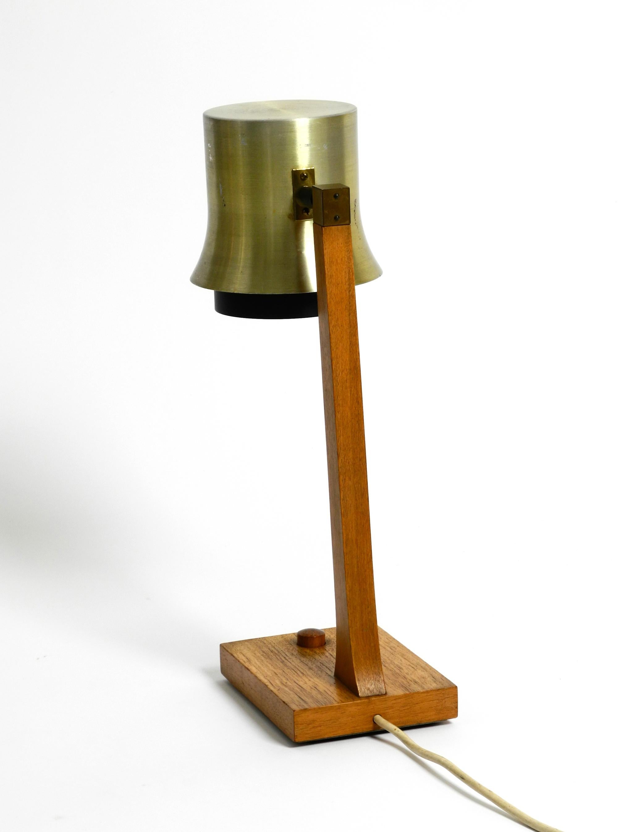 Mid-Century-Tischlampe aus Teakholz, mit Aluminiumschirm, hergestellt in Dänemark (Mitte des 20. Jahrhunderts) im Angebot
