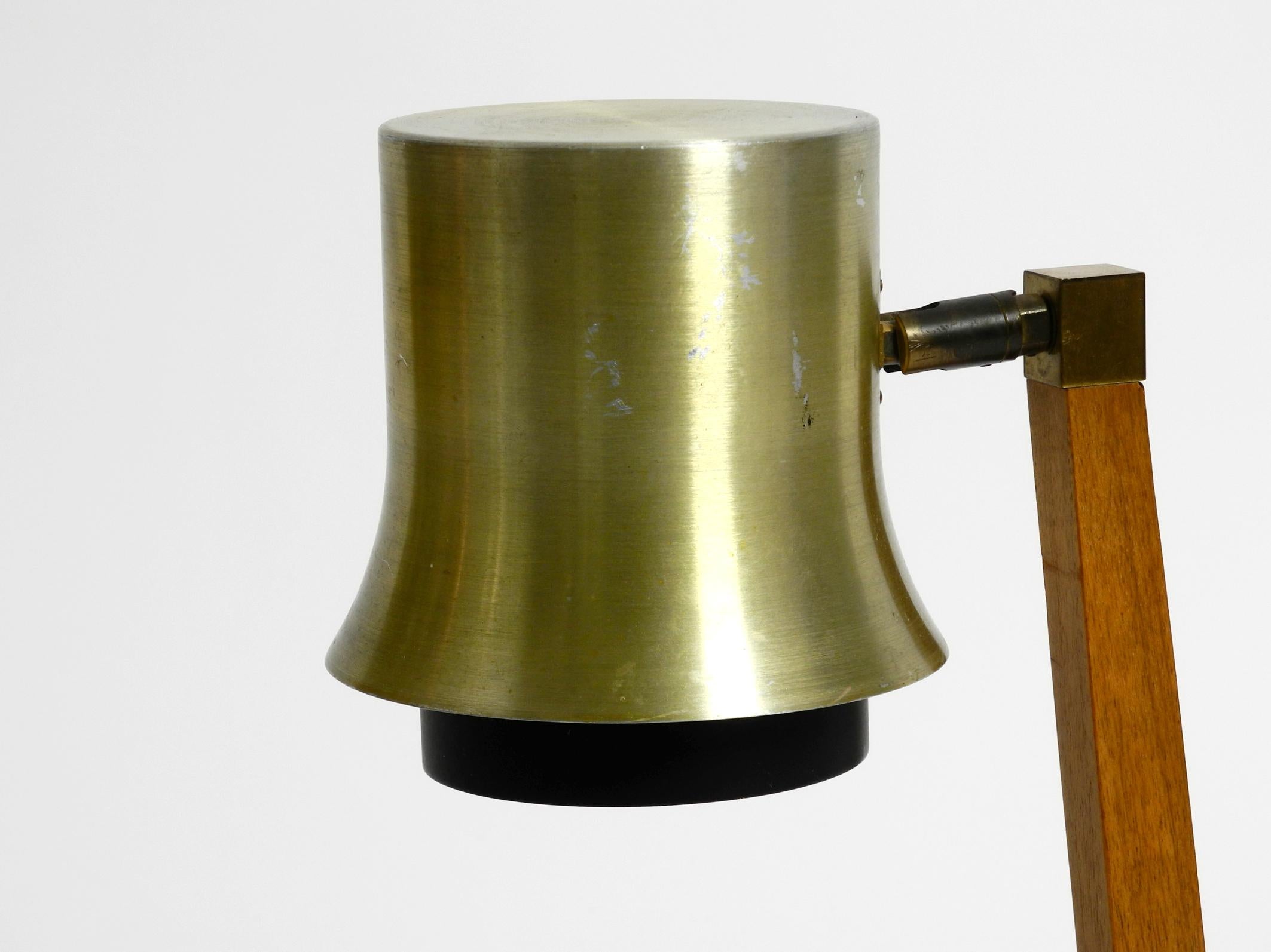 Mid-Century-Tischlampe aus Teakholz, mit Aluminiumschirm, hergestellt in Dänemark (Metall) im Angebot