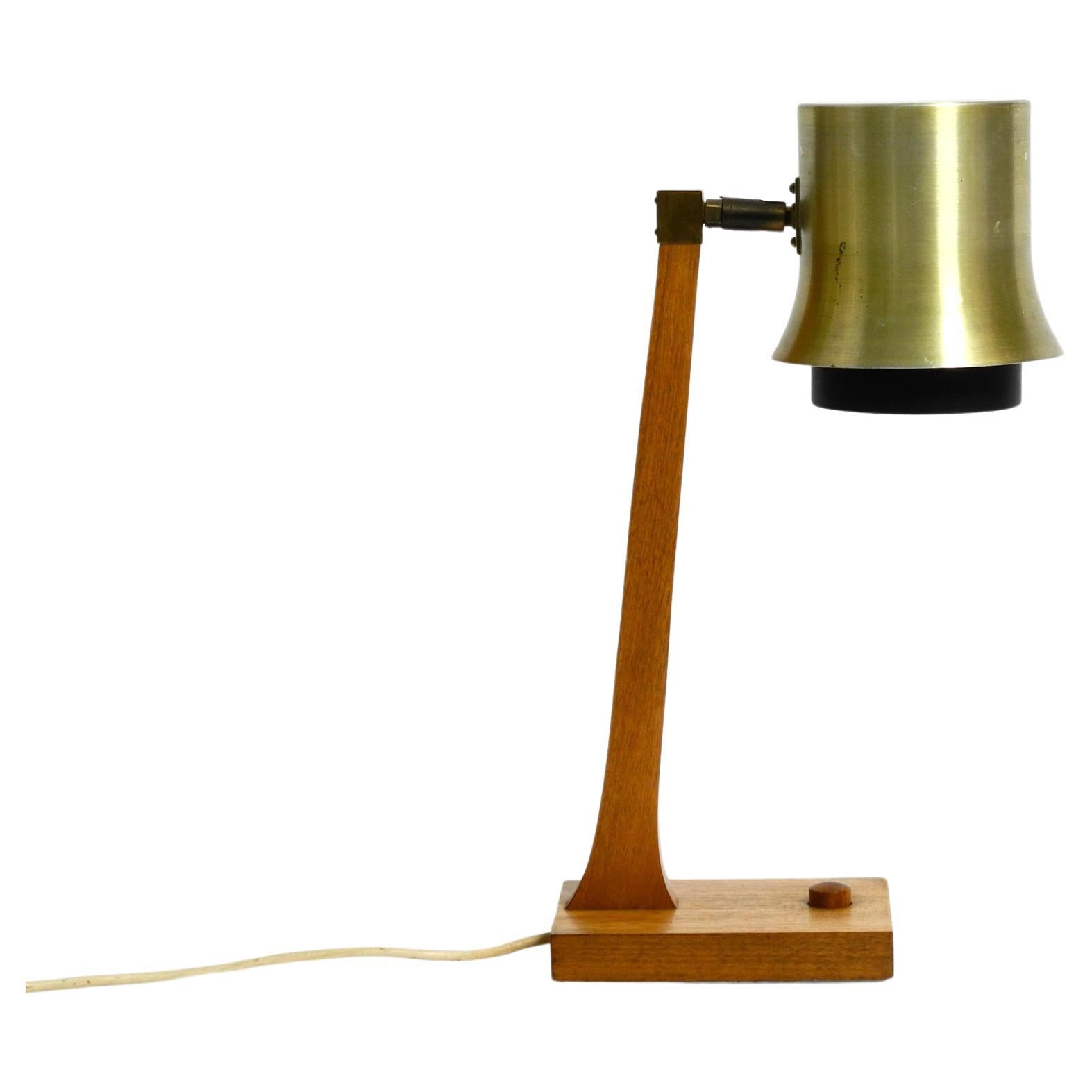 Mid-Century-Tischlampe aus Teakholz, mit Aluminiumschirm, hergestellt in Dänemark im Angebot
