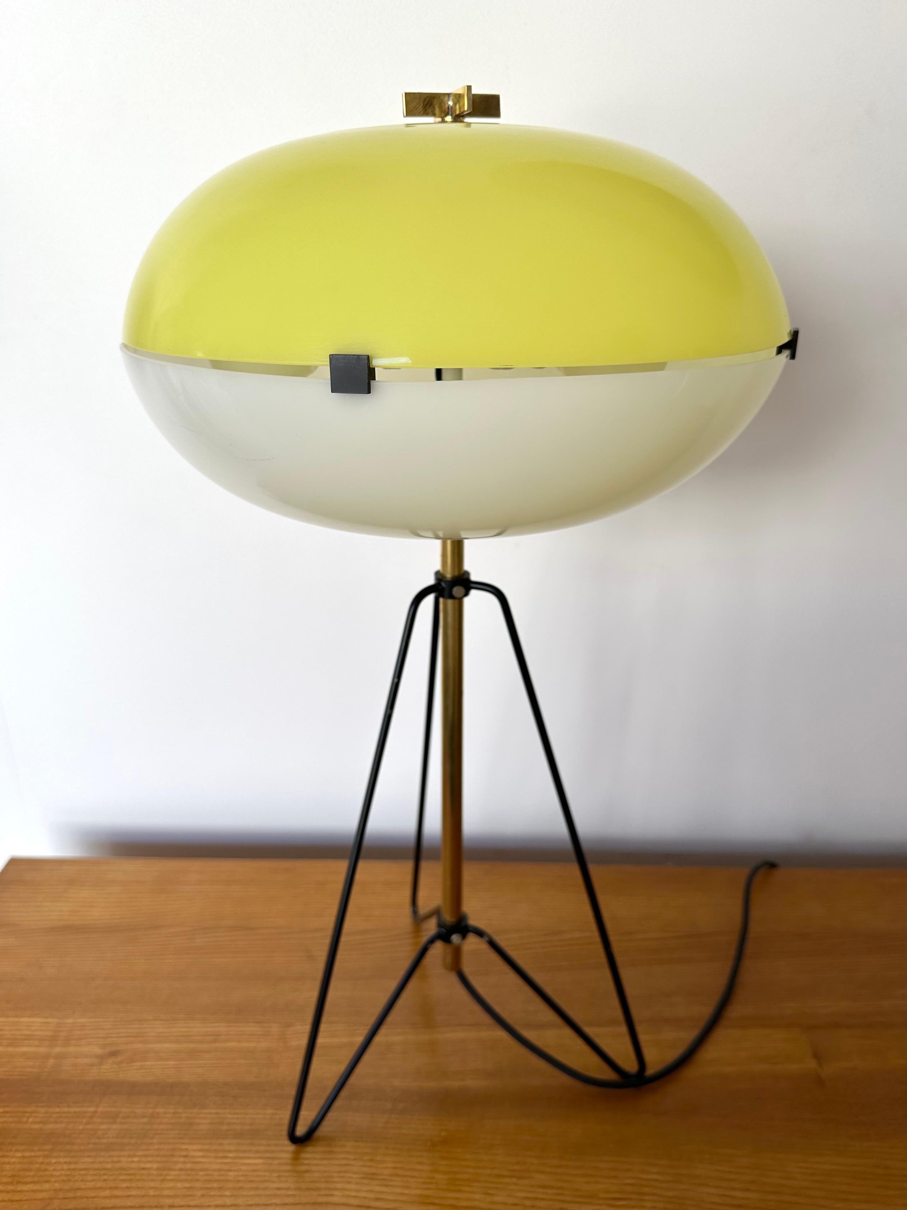 Lacquer Midcentury Table Lamp Methacrylate and Brass by Stilnovo, Italy, 1960s For Sale