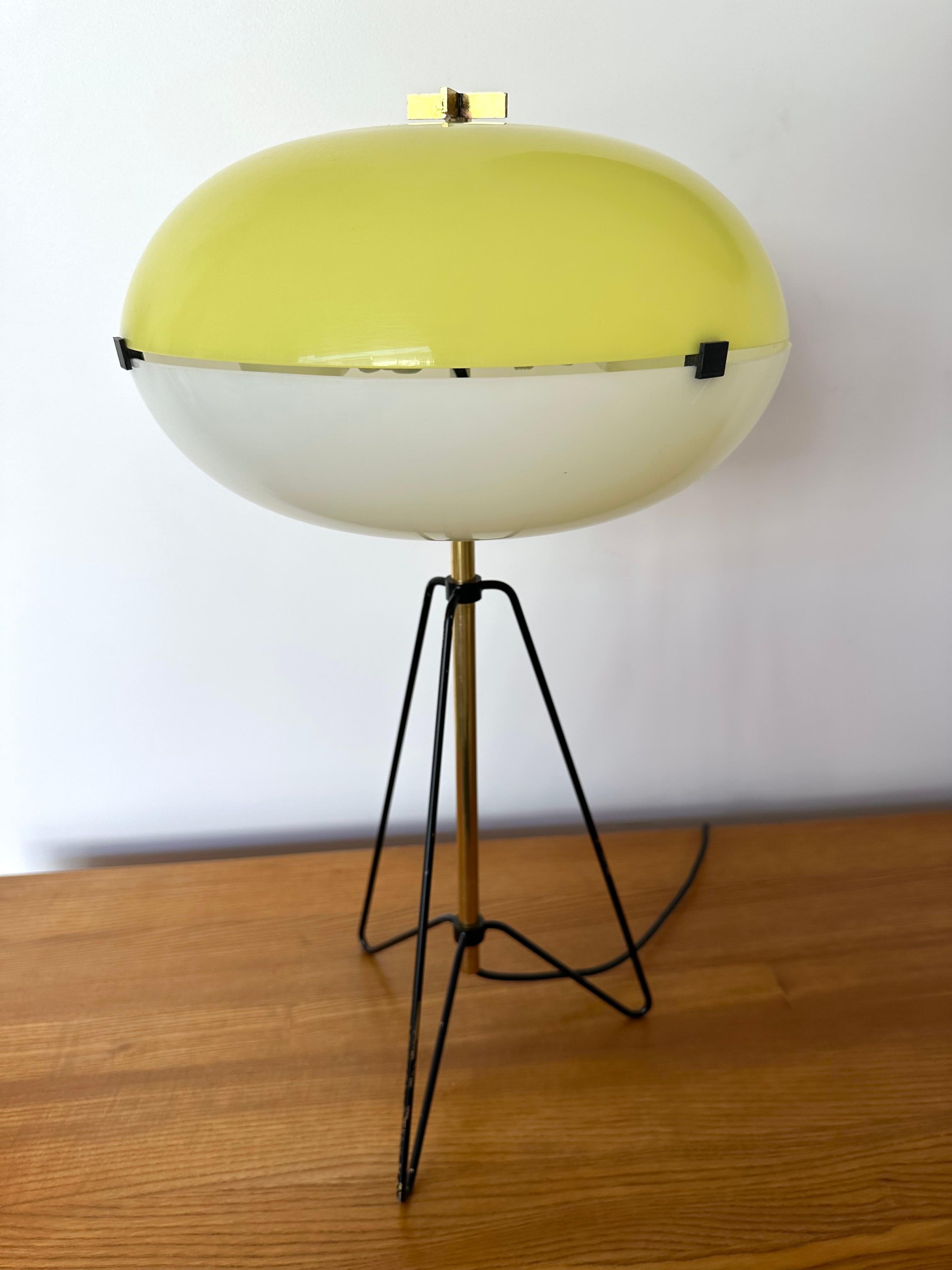 Midcentury Table Lamp Methacrylate and Brass by Stilnovo, Italy, 1960s For Sale 2