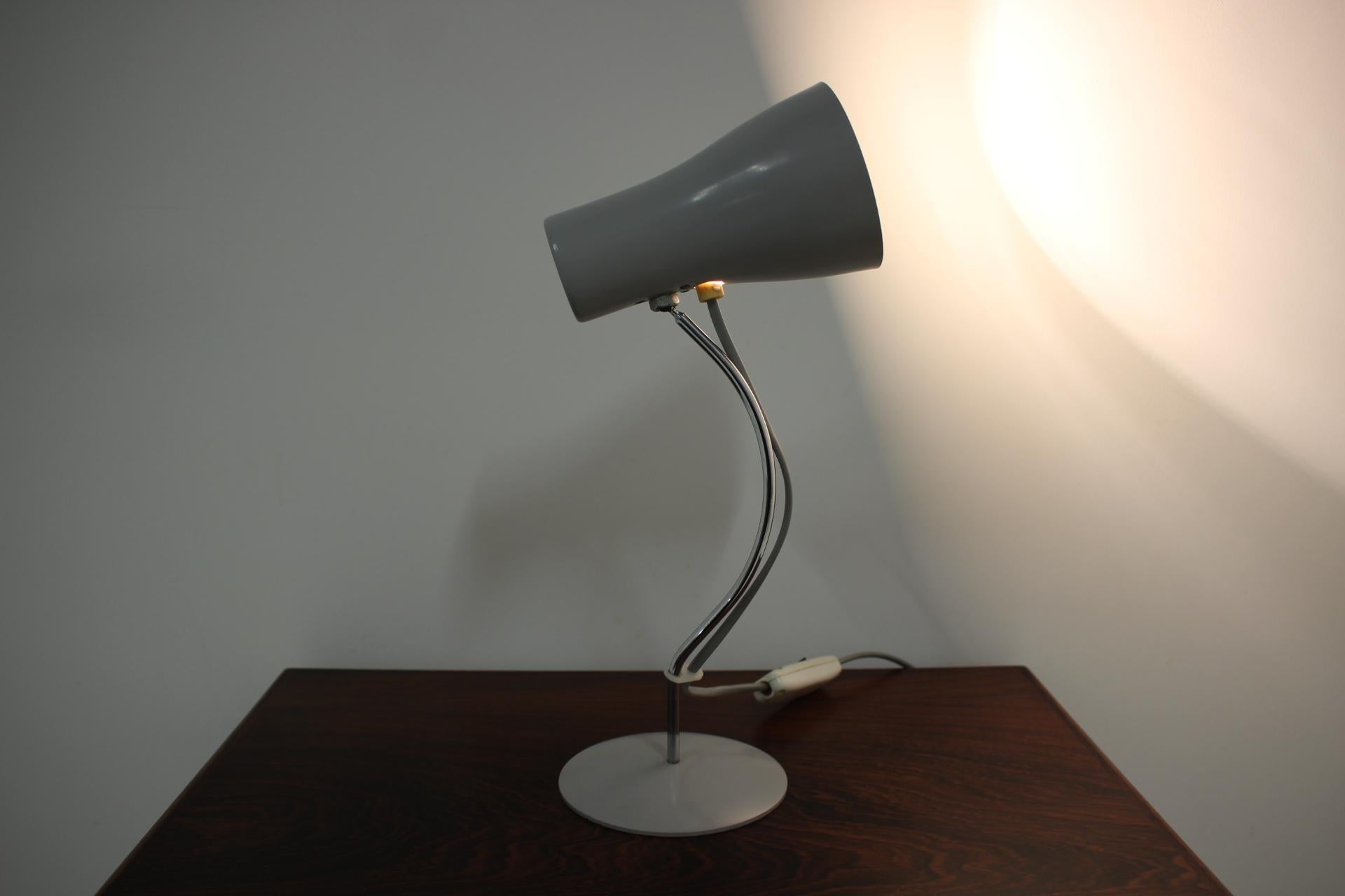 Métal Lampe de table du milieu du siècle/Napako:: années 1960 en vente