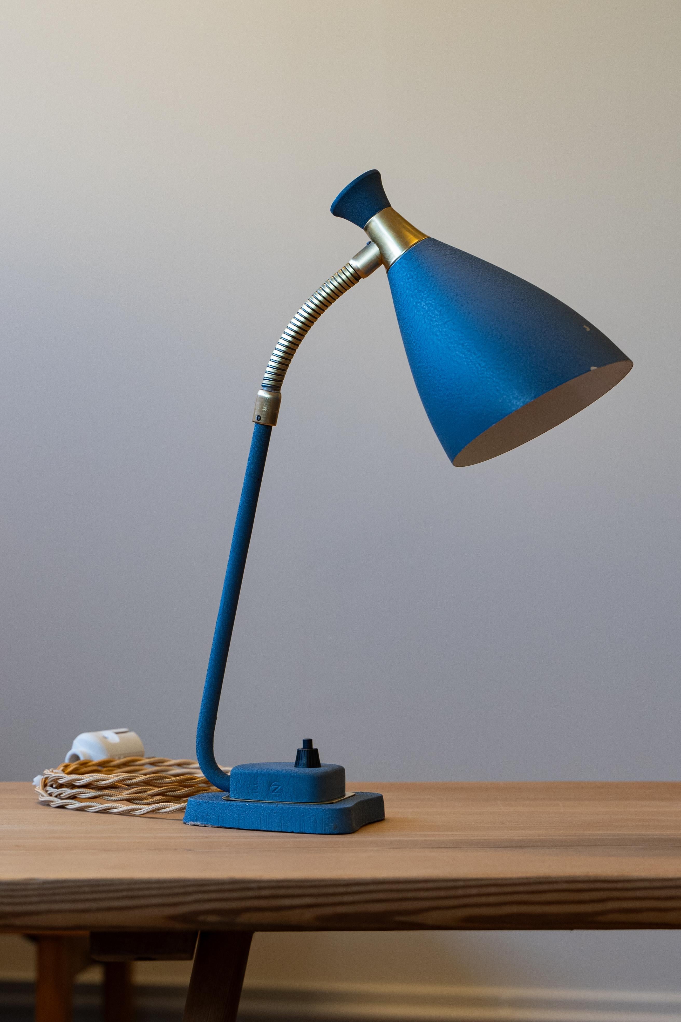 Lámpara de mesa noruega moderna de mediados de siglo de Solbergs Fabrikker, años 50

Esta lámpara de mesa de mediados de siglo, bellamente restaurada, fue fabricada en Noruega en la década de 1950 por Solbergs Fabrikker. Con una elegante pantalla de