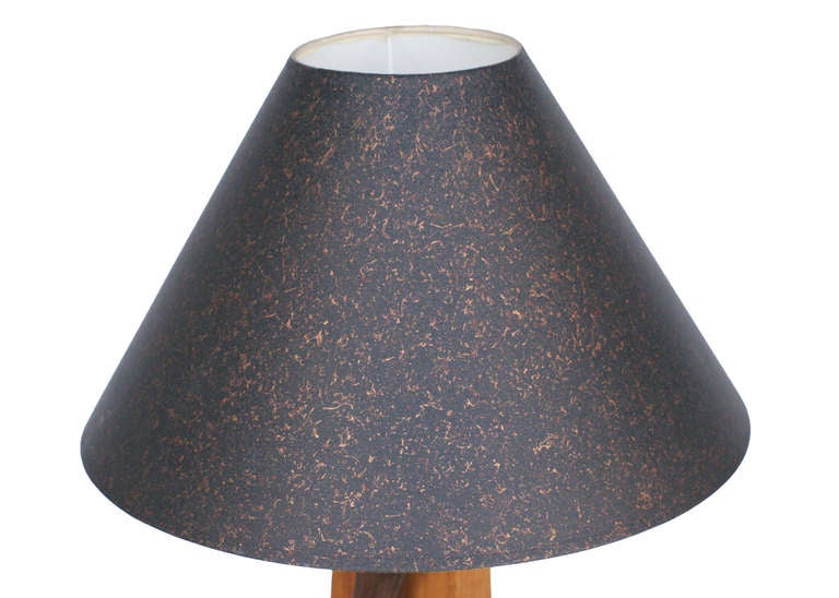 Bois Lampe de table du milieu du siècle dernier avec sculpture africaine en vente