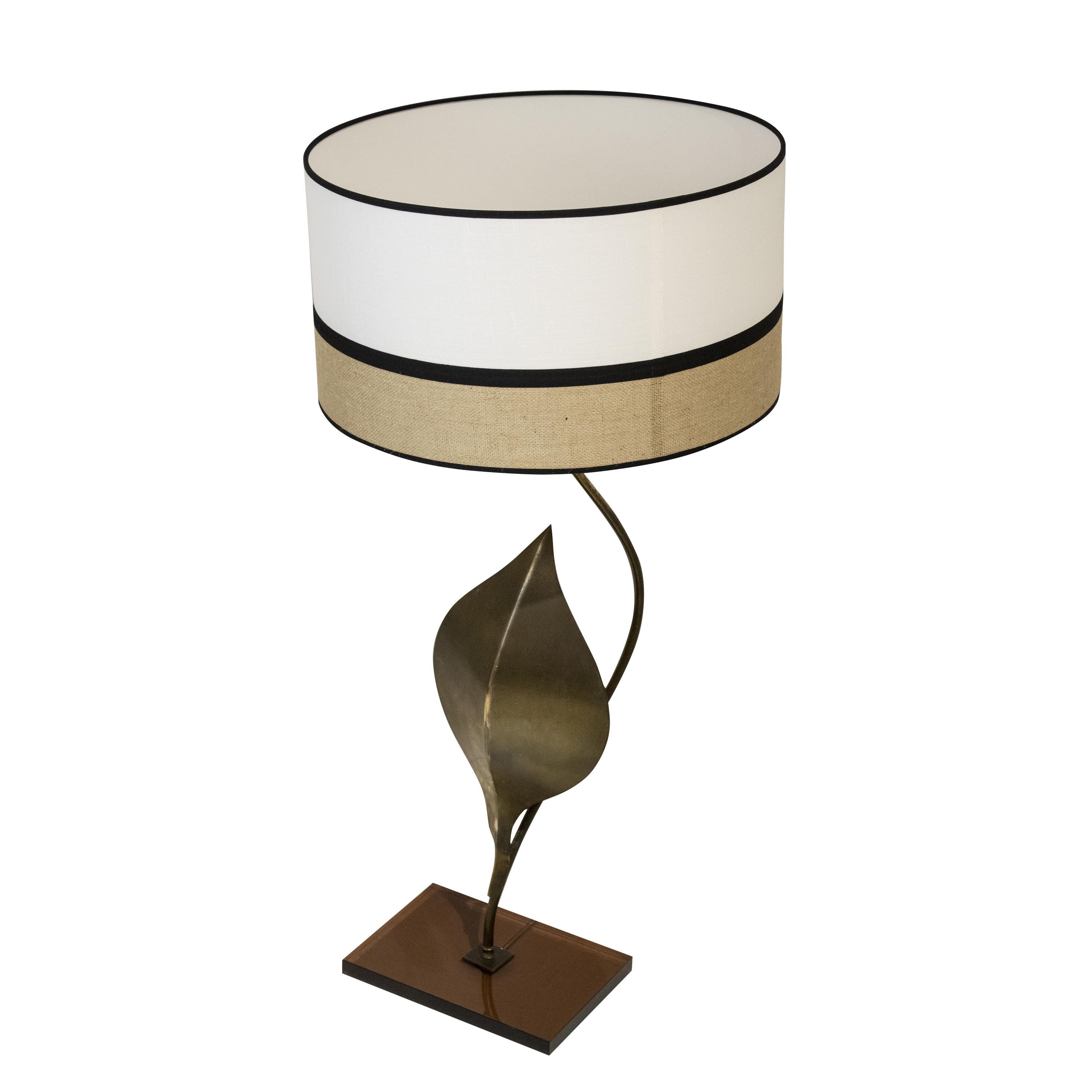 A mid-century France table lamp attributed to Maison Bagues composed of a foot made of curved chromed steel and a leaf decoration. The base is made of semitransparent methacrylate.
The Lampshade is made of tricolor in wicker and linen material, in