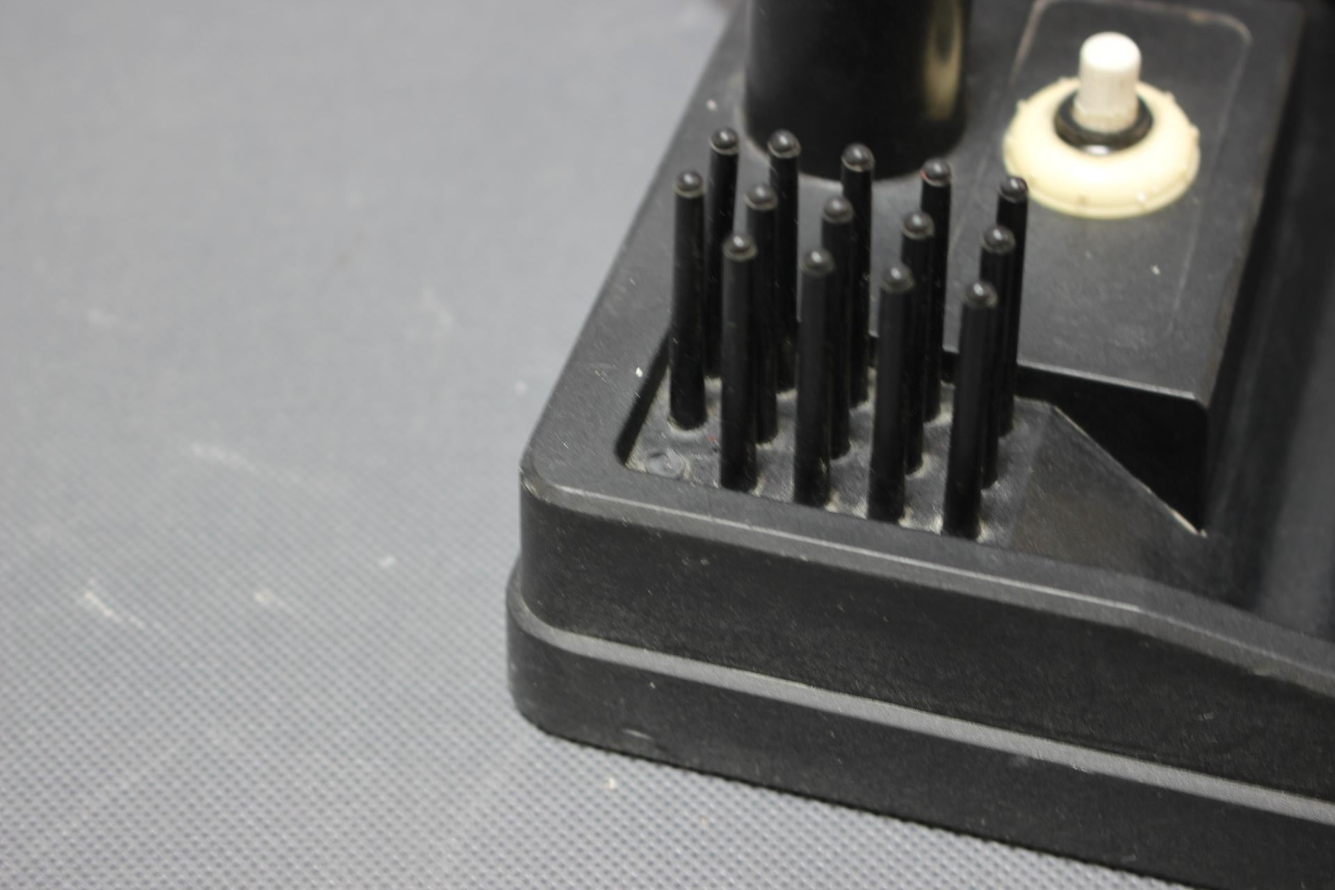 - Mid-Century Tischlampe mit Bleistiftständer, 1960er Jahre
- aus Metall und Bakelitte,
- weist Gebrauchs- und Altersspuren auf (Kratzer, etc.etc.),
- in gutem Originalzustand,