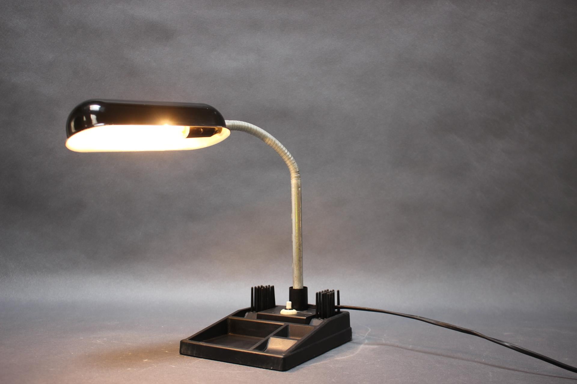 Mid-Century Tischlampe mit Bleistiftständer, 1960er Jahre im Zustand „Gut“ im Angebot in Praha, CZ