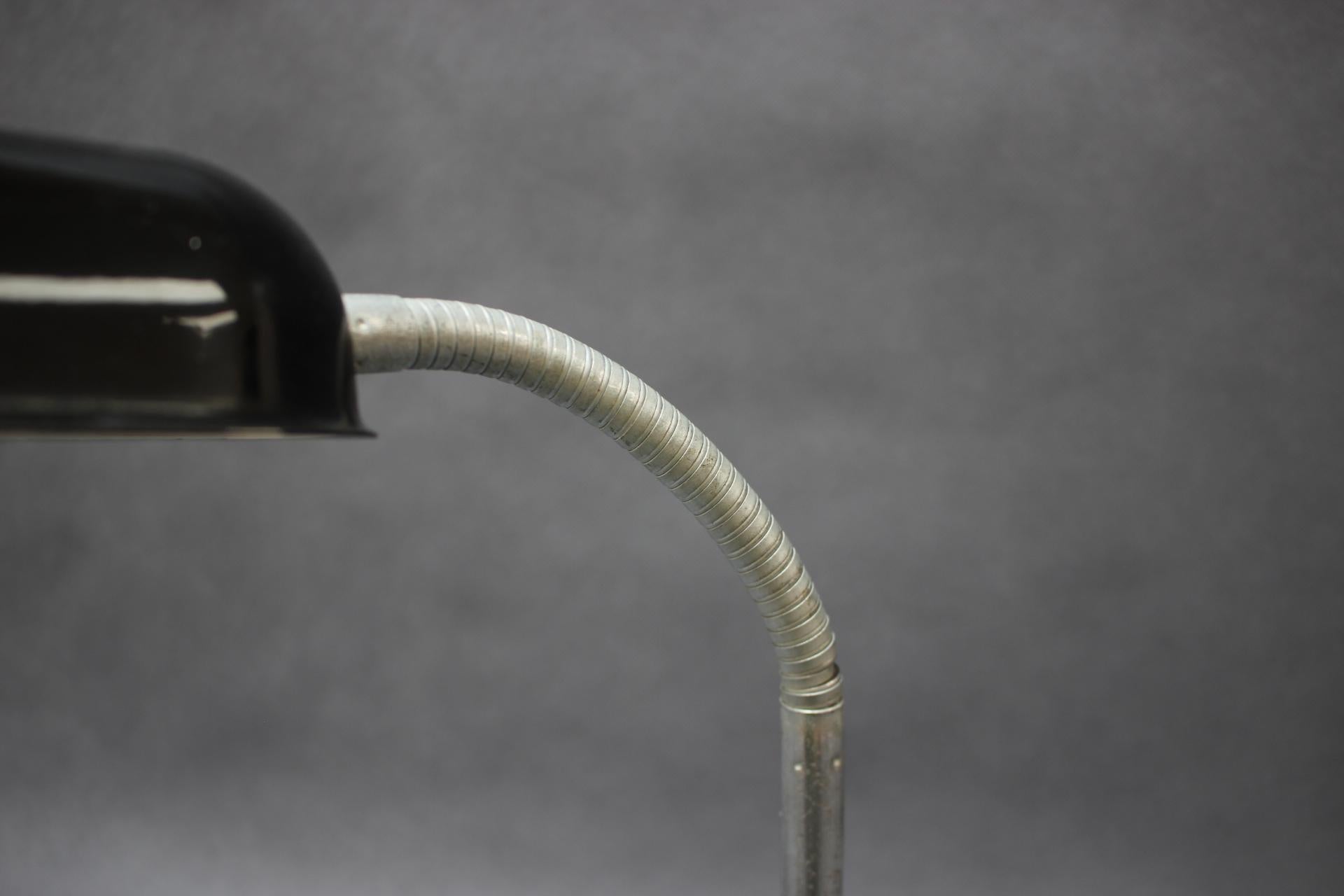 Mid-Century Tischlampe mit Bleistiftständer, 1960er Jahre (Metall) im Angebot