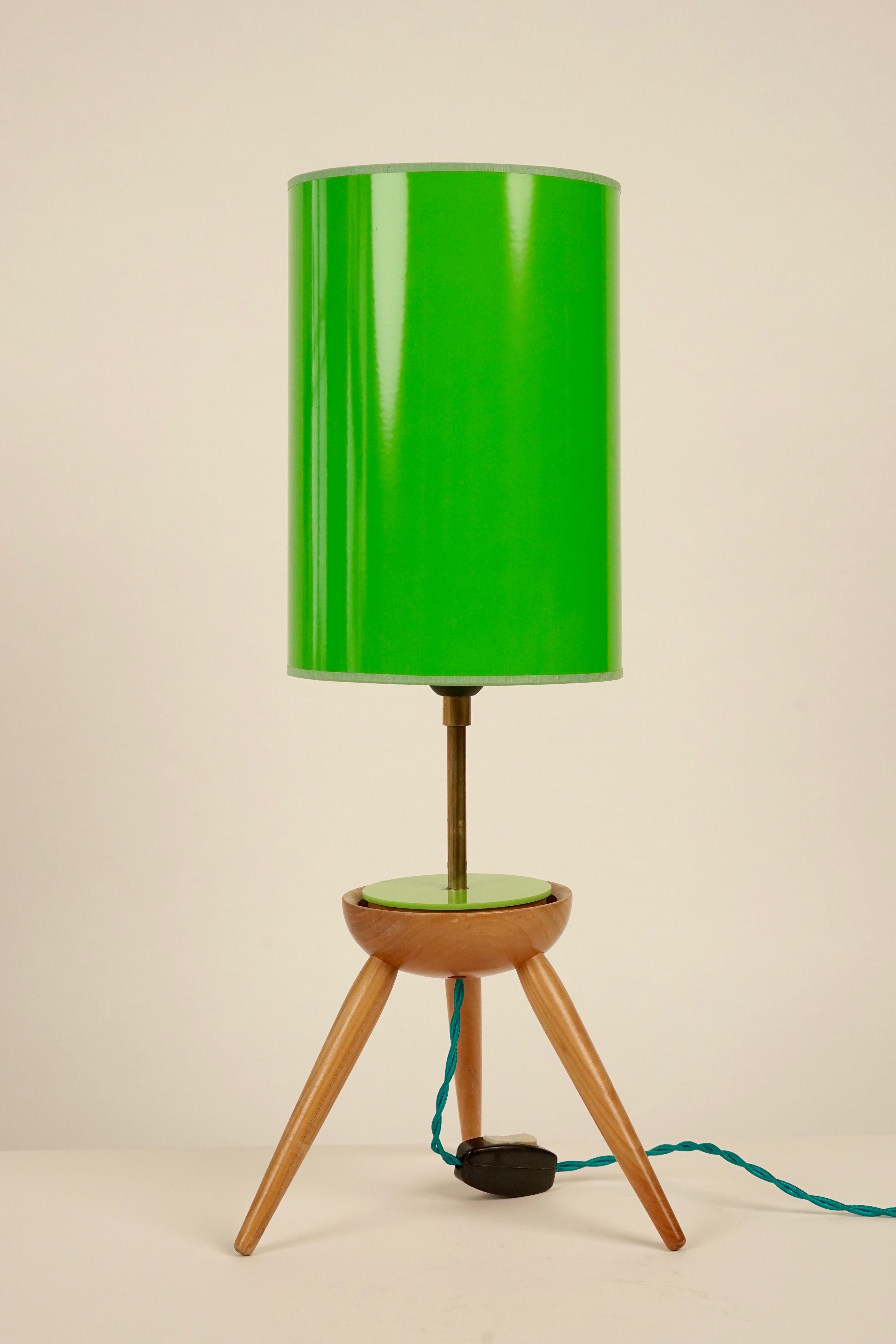 Mid-Century Modern Lampe de table du milieu du siècle dernier avec base en bois en vente