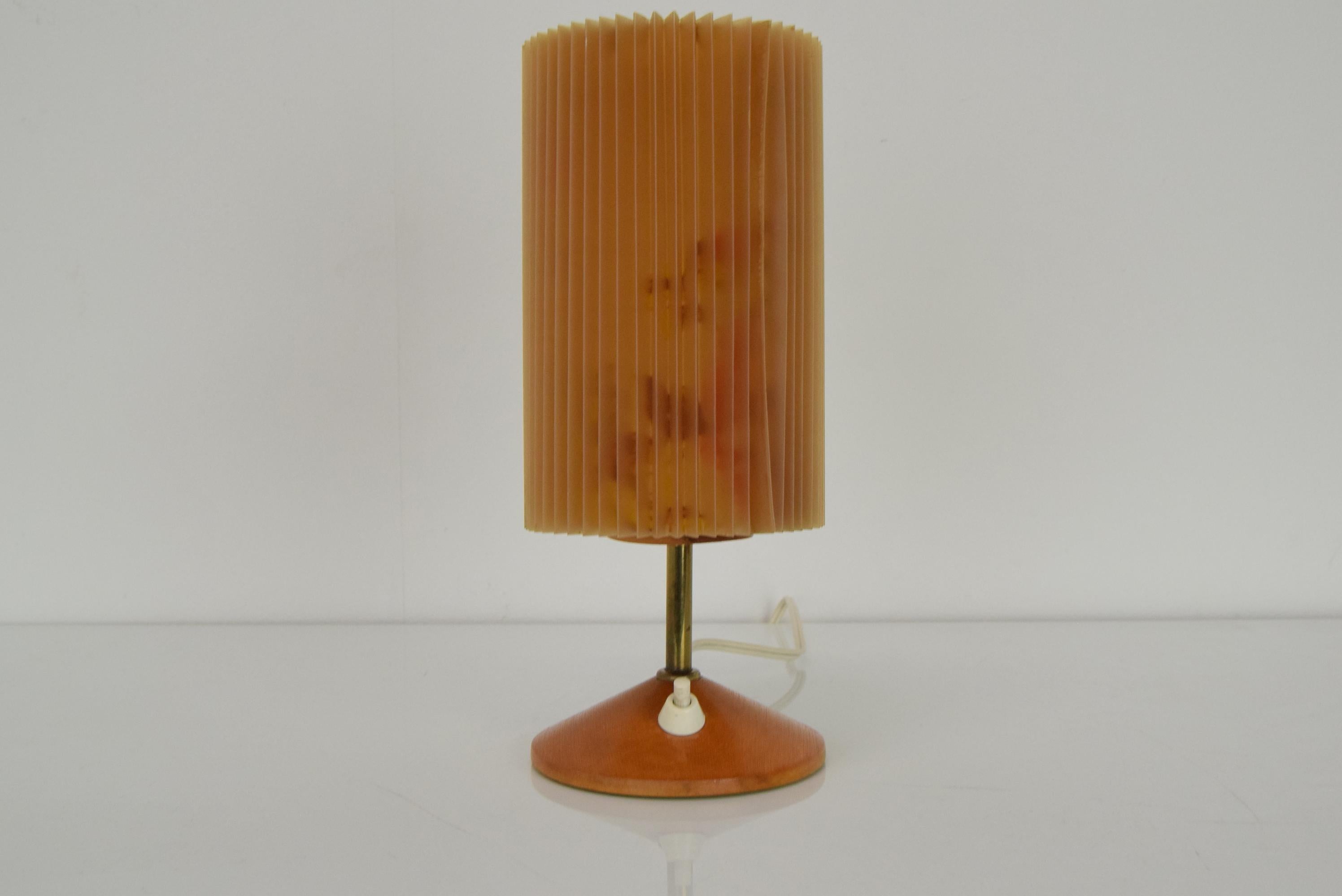 Made in Czechoslovakia
Made of Wood,Plastic,Brass
1xE27 or E26 bulb
Minor defect(See foto)
With aged patina
US adapter included
Original condition.