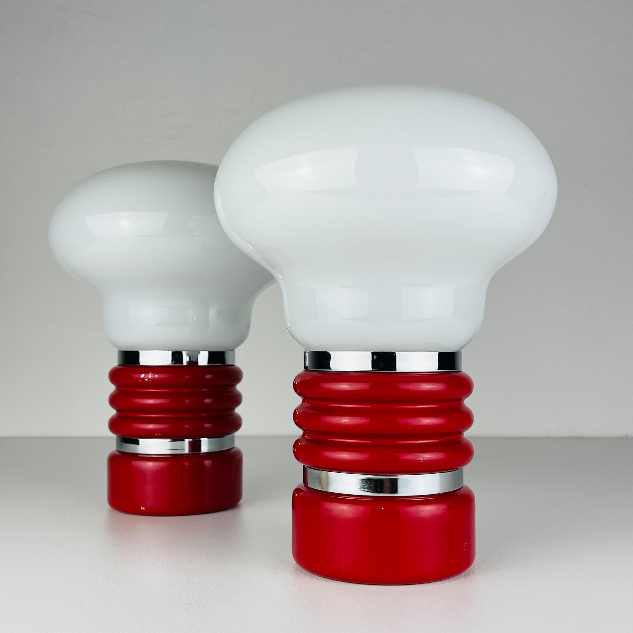 Pareja de lámparas de sobremesa del diseñador Enrico Tronconi, modelo Bulb. Base de metal esmaltado rojo medianoche, cristal opalino blanco que hace una luz difusa y ligera. A lo largo de su carrera, Tronconi ha ganado varios prestigiosos premios de