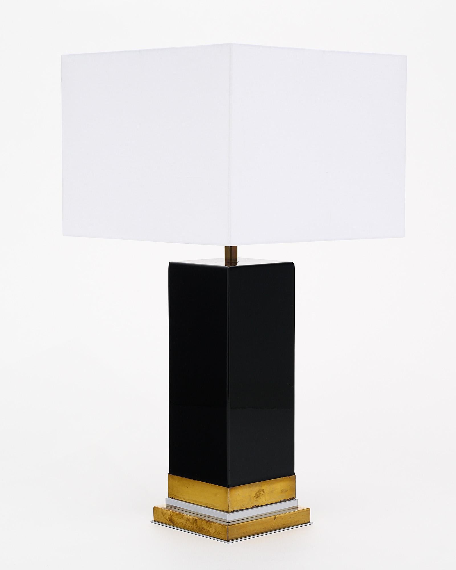 Lampenpaar, französisch, von der Ikone des Pariser Designers Jean Claude Mahey. Sie sind schwarz lackiert und haben einen Sockel aus vergoldetem Messing. Sie wurden neu verkabelt, um den US-Normen zu entsprechen. Auf der Unterseite befindet sich ein