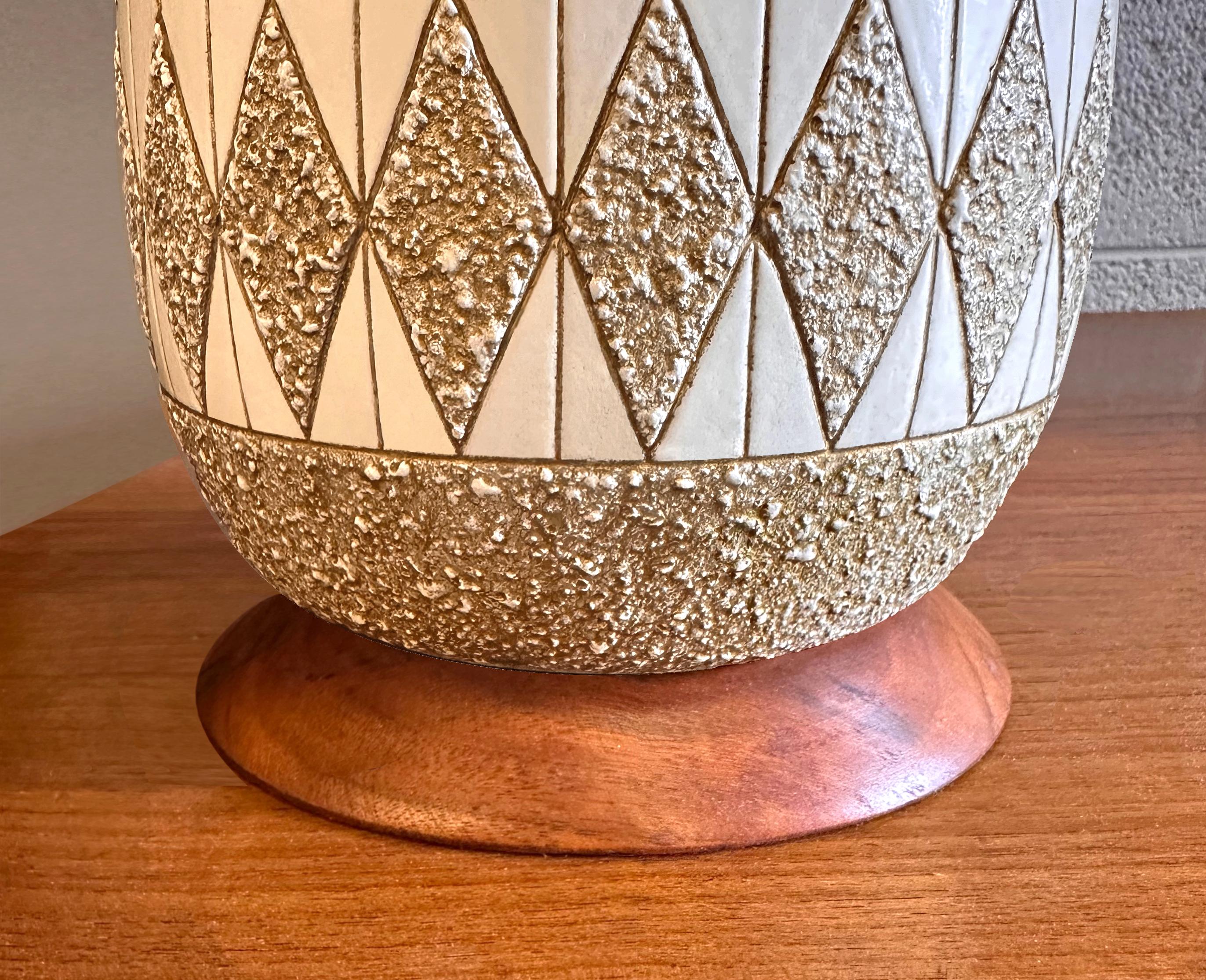 Lampade da tavolo di metà secolo di Quartite Creative Corp. con texture Harlequin Lava in vendita 1