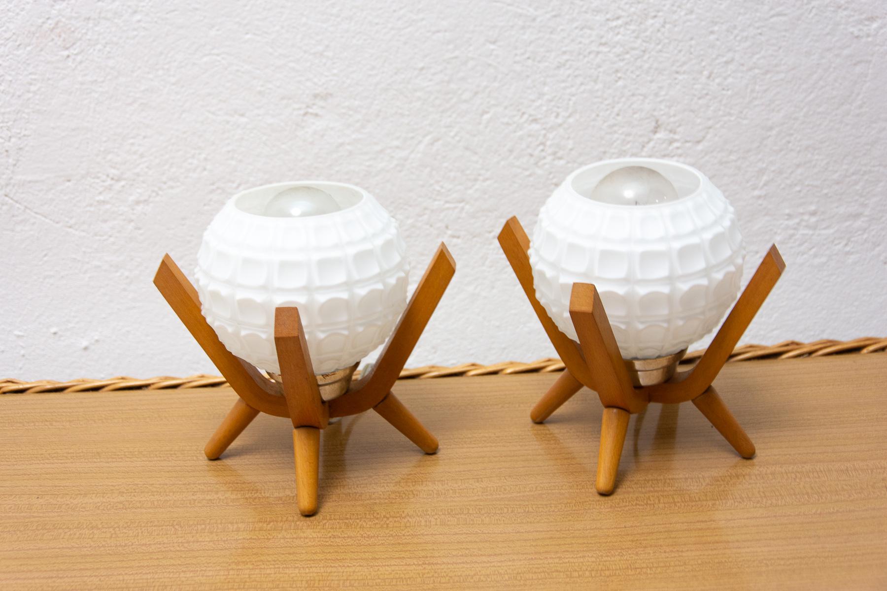 These mid century table lamps were made by the Czechoslovak company Drevo Humpolec in the 1960s.
The lamps have a wooden base and a glass shade.
It’s in very good Vintage condition, fully functional.

Measures: Height : 20 cm

Width : 20