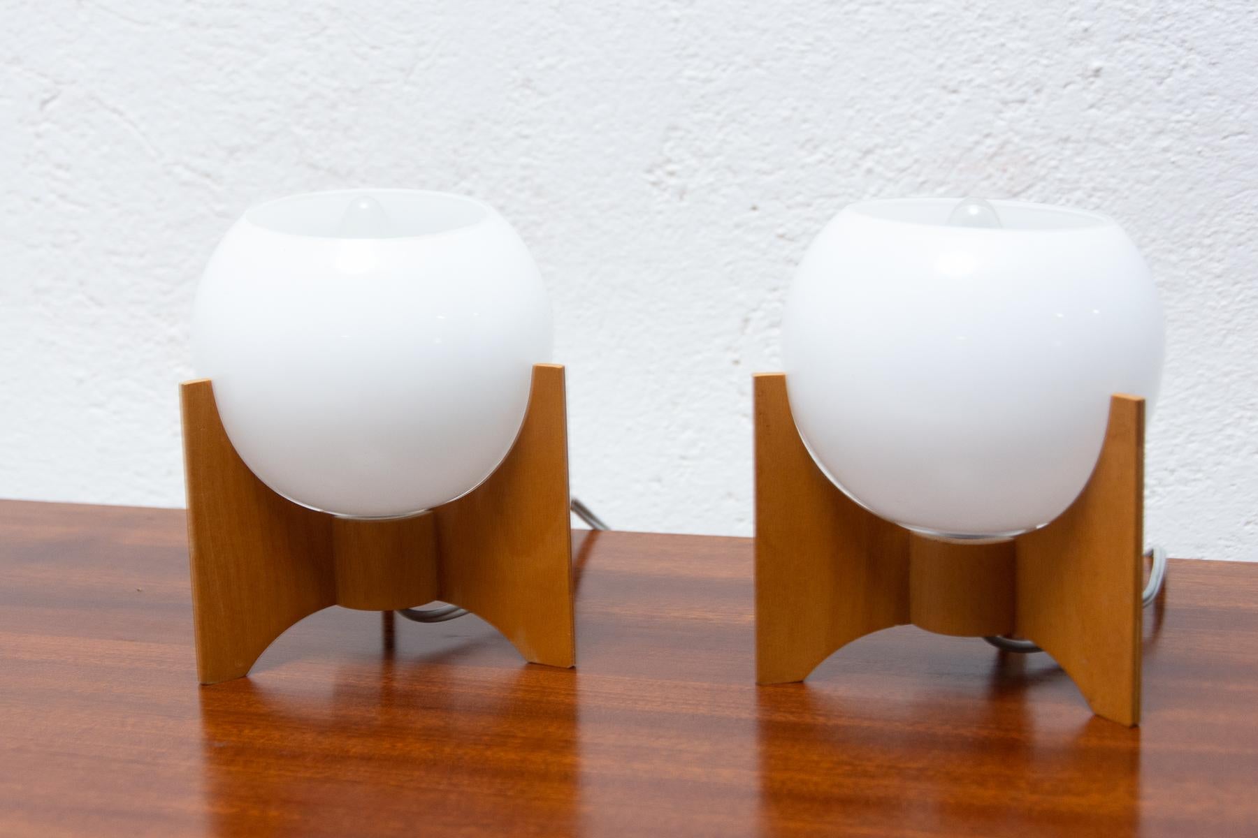 These mid century table lamps were made by the Czechoslovak company Drevo Humpolec in the 1970s.
The lamps have a wooden base and a glass shade.
It’s in very good Vintage condition, fully functional. E14 bulbs, UP to 250 V.

Price is for the