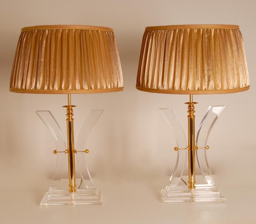 A pair tall gilt brass and acrylic X shaped table lamps
Made of gold gilt brass and acrylic
High end quality lamps
Colors: Gold and clear
Style Mid century, Hollywood Regency, Modern,
Design in the manner of Charles Hollis Jones, Versace,