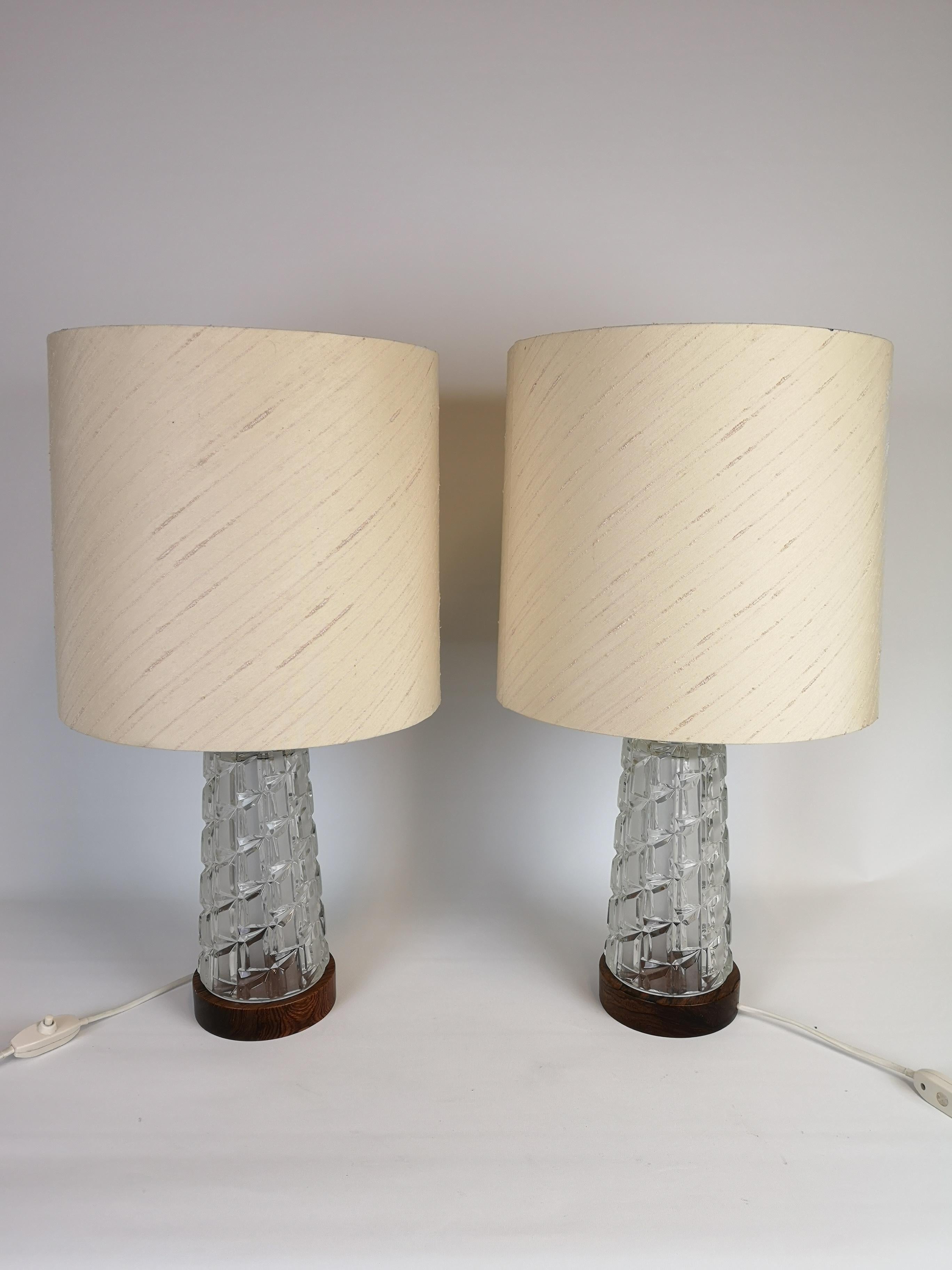 Wonderful midcentury lamps in teak and glass. 

Good working condition with original shades

Measured H 33 without shades.
  