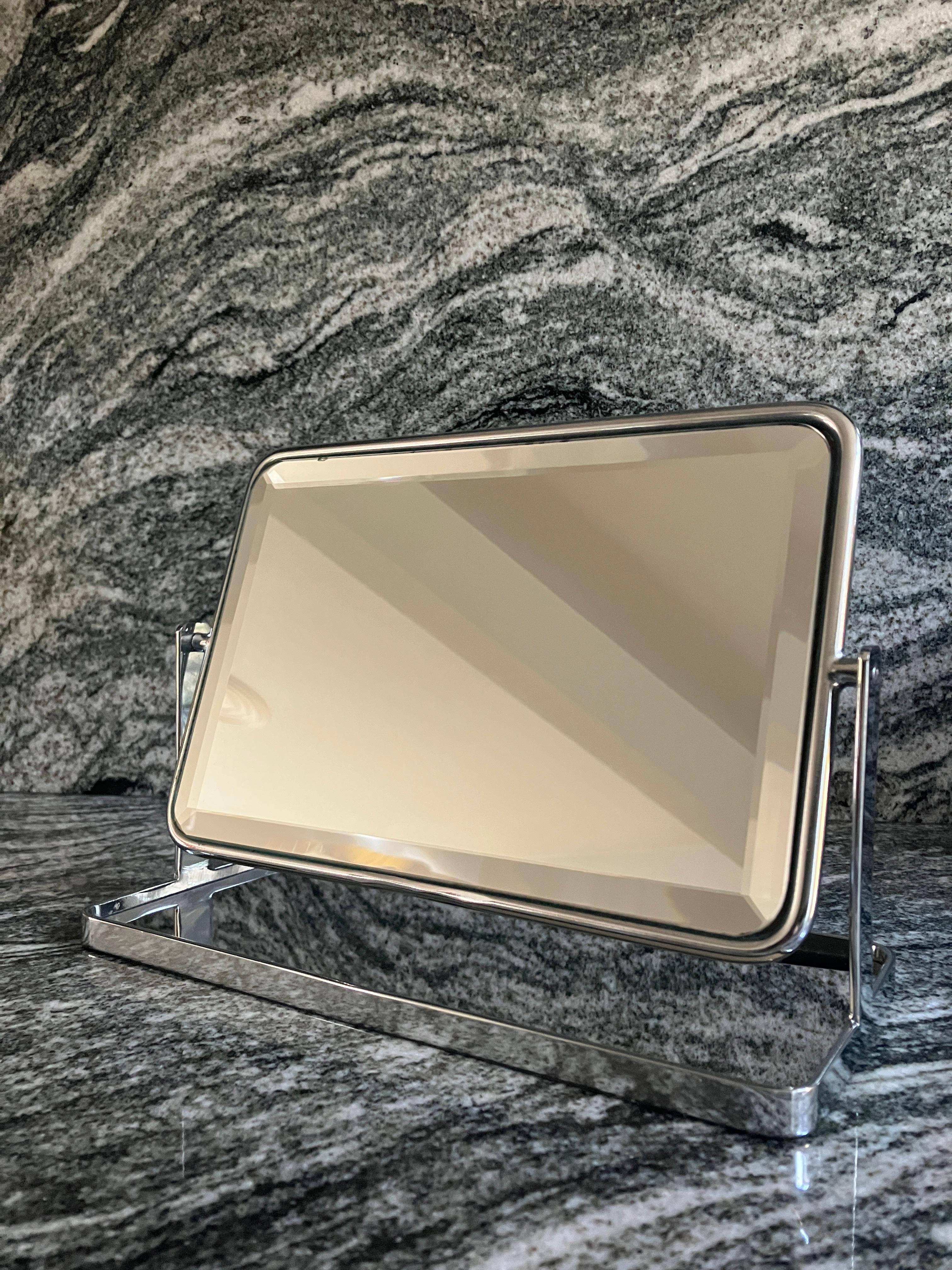 A beautifully made small vintage table mirror with a bevel edge. The mirror sits on top of a mirror-lined tray, ideal for jewellery. This midcentury mirror would look lovely on a dressing table or a desk. Else could be used as a shaving mirror.