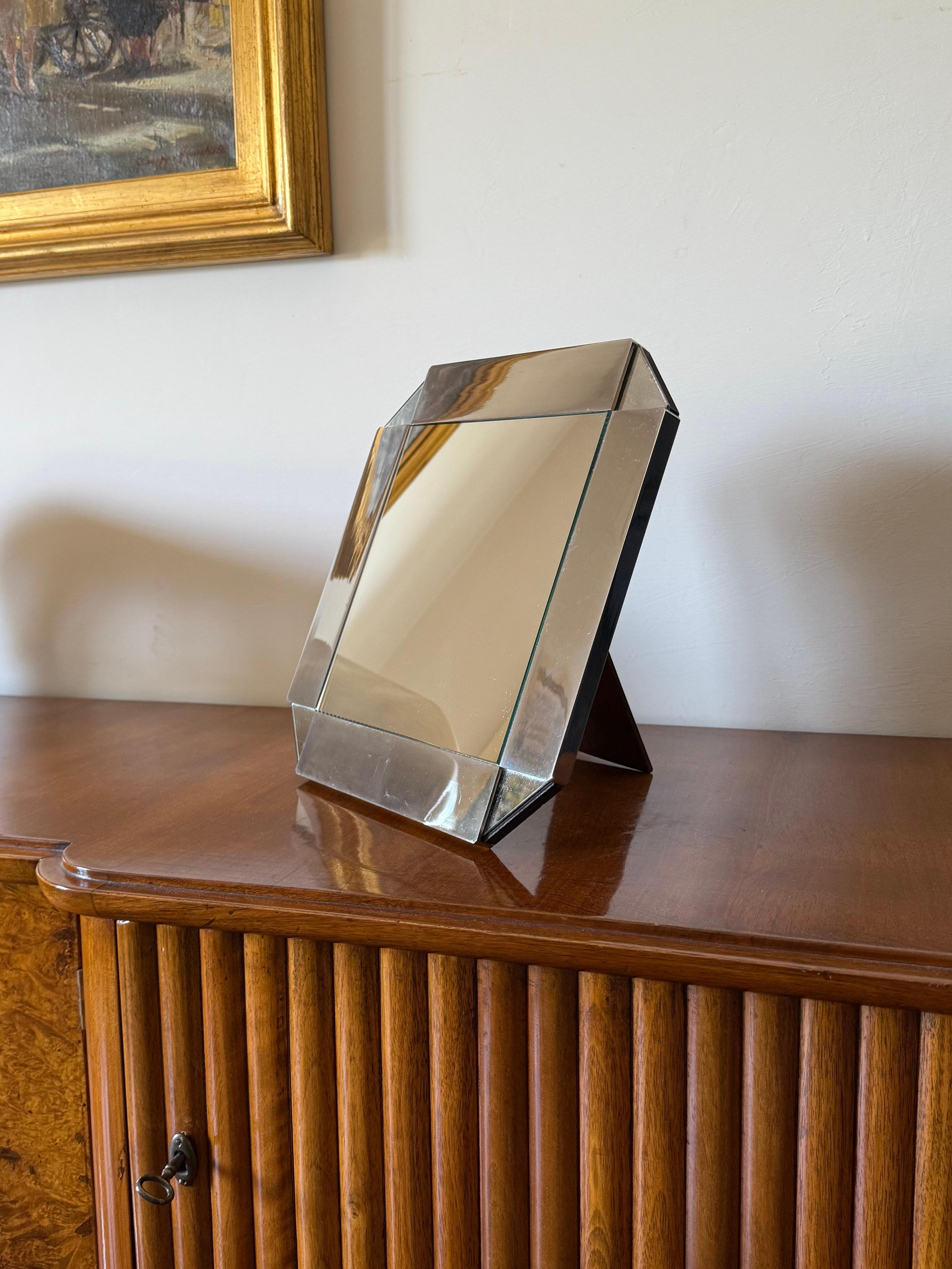 Miroir de table / vanité du milieu du siècle

Italie, années 1970

H 34 cm x 34 × 2 cm

État : excellent, conforme à l'âge et à l'utilisation.