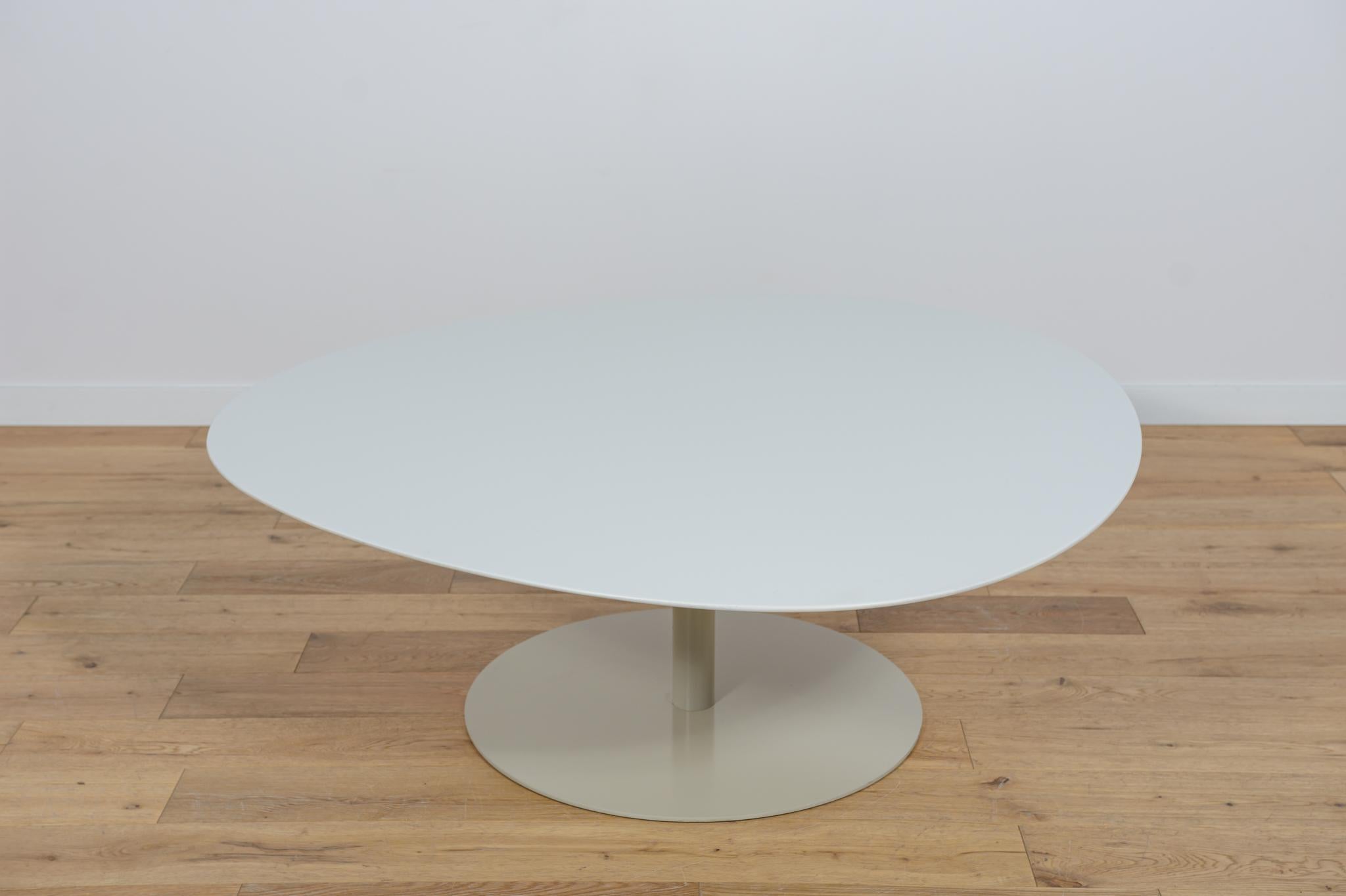 Der Tisch MV50 wurde von Morten Voss für den dänischen Hersteller Fritz Hansen im ersten Jahrzehnt des 21. Jahrhunderts entworfen. Möbel mit einer interessanten modernistischen Form.  Der Tisch MV50 wurde renoviert, von der alten Oberfläche