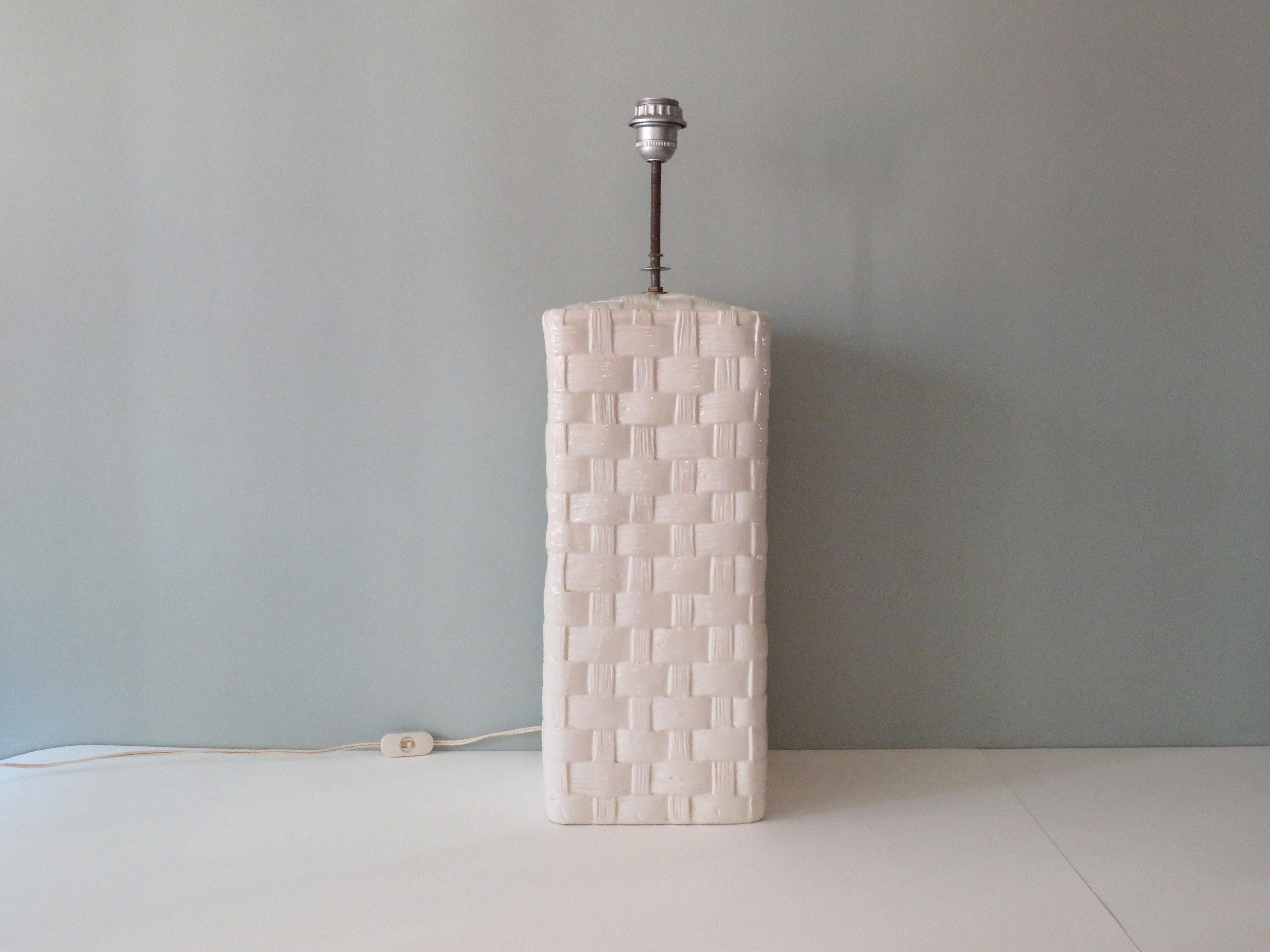 Mid-Century-Tisch- oder Stehlampe, Keramiksockel und gewebter Holzschirm, Frankreich, 1960 im Zustand „Gut“ im Angebot in Herentals, BE