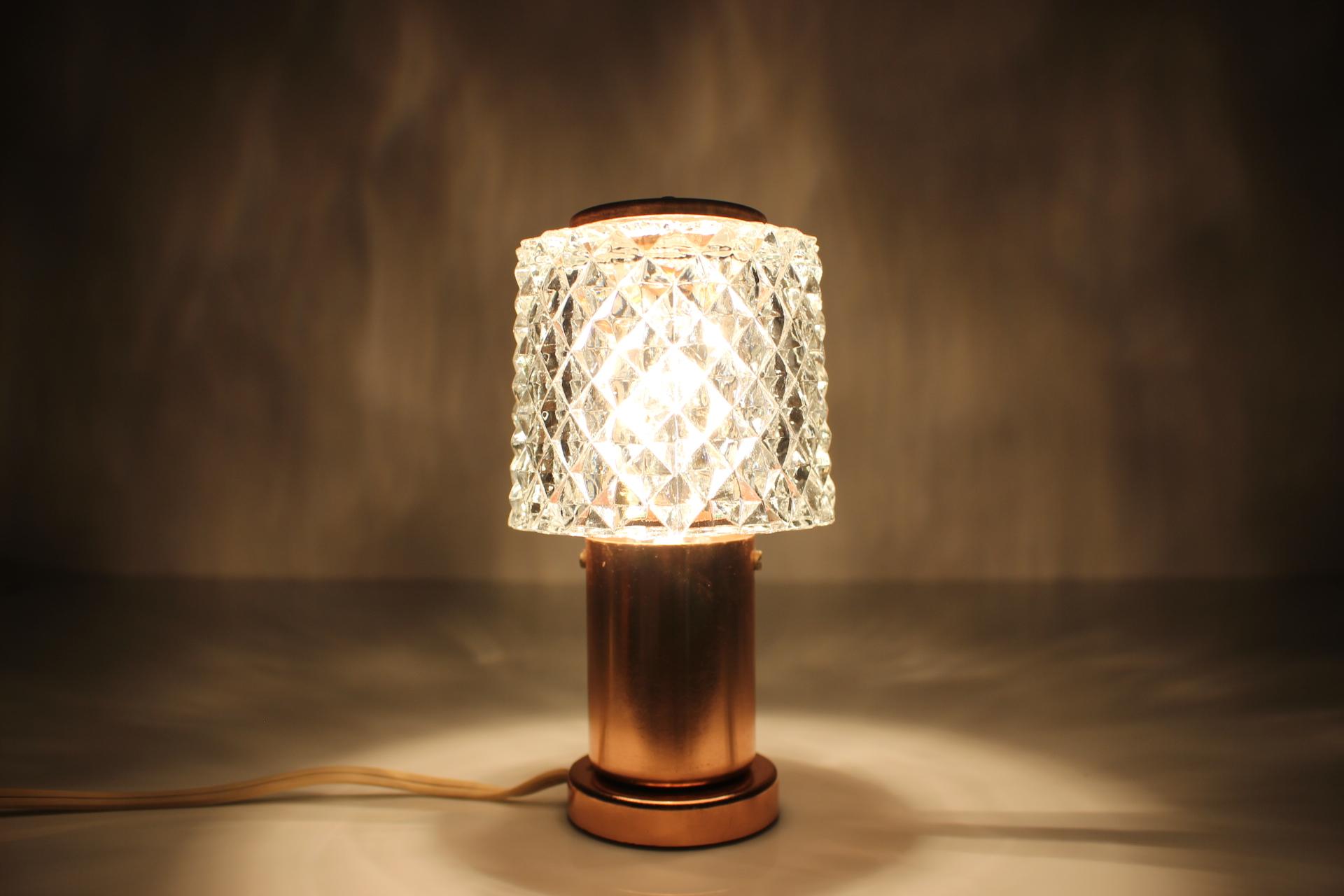 Vintage  lampada da tavolo o da comodino.
Può essere utilizzata anche come lampada da parete. Prodotta dalla famosa vetreria Kamenicky Senov nell'ex Cecoslovacchia negli anni '60. 
Realizzato in ottone e vetro.
Perfettamente funzionante,