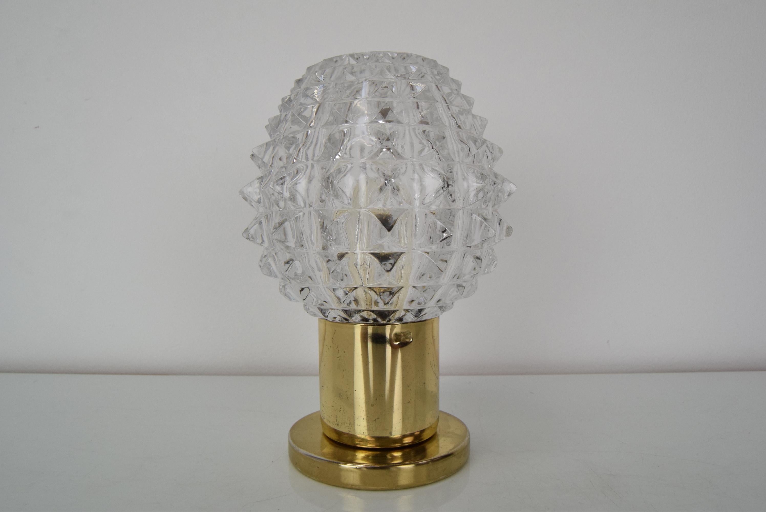 Fabriqué en Tchécoslovaquie
Fabriquée en verre et en laiton
Avec patine vieillie
Ampoule 1x40W, E14 ou E15
L'adaptateur américain inclus
Re-polissage
Fuly functional
Bon état d'origine.