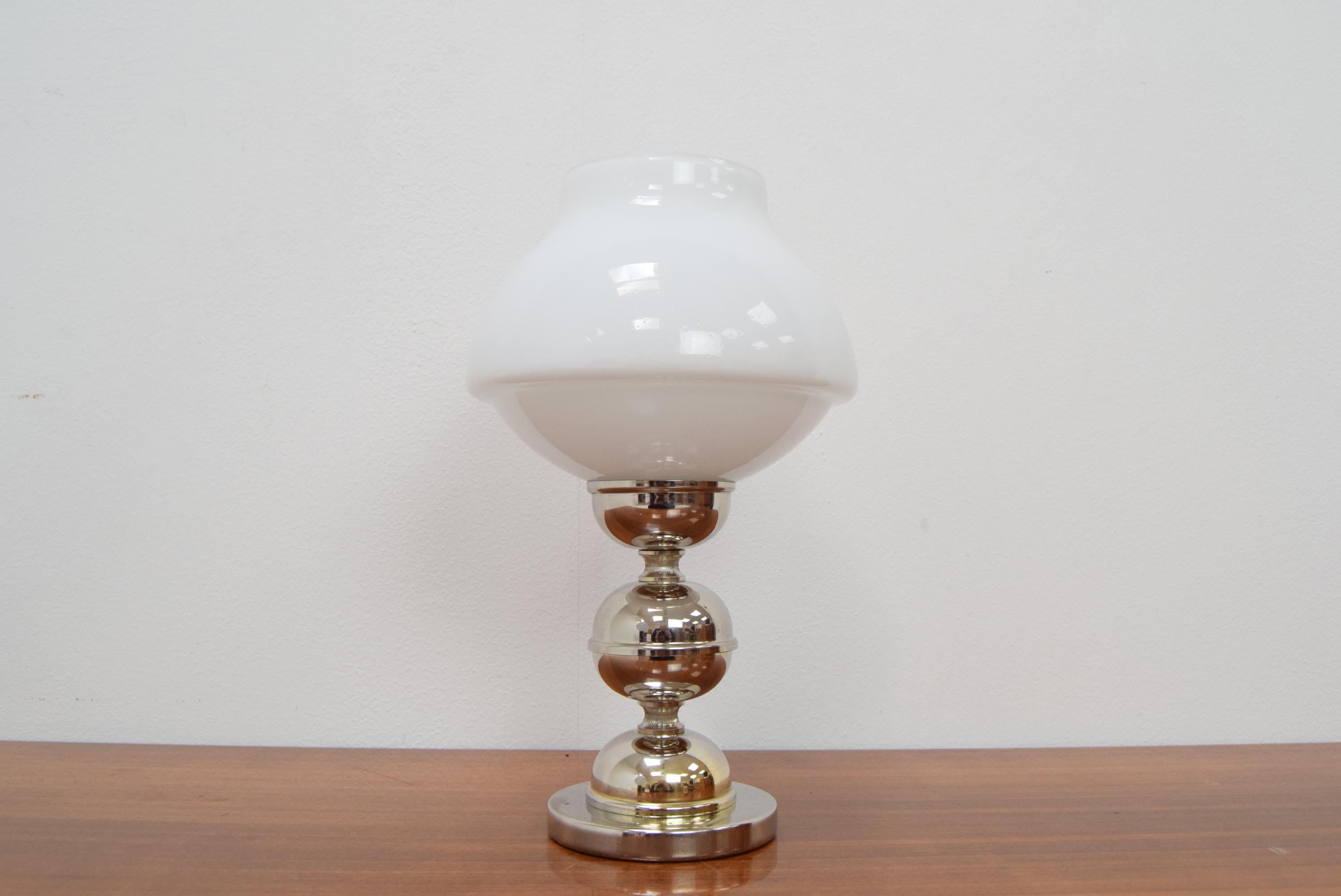 Fabriqué en Tchécoslovaquie
Fabriqué en verre, métal
Avec patine d'ancienneté
Nouveau câblage
1x ampoule E27 ou E26
Adaptateur américain inclus
Etat original.