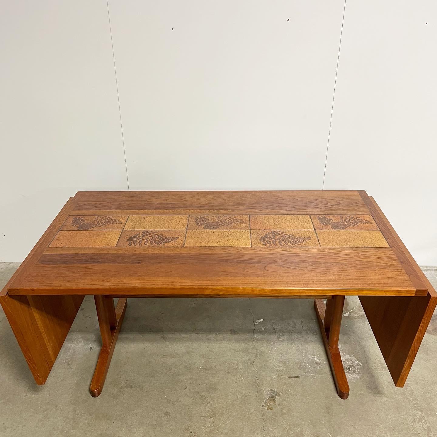 Mid century table set! Chairs by Jorgen Henrik Møller. Table by Gangsø Møbler. All teak. This set is gorgeous! Teak table that offers hanging leaves on either side. Easily removable for placing chairs at the end. The leaves hang on brass hooks. Tile