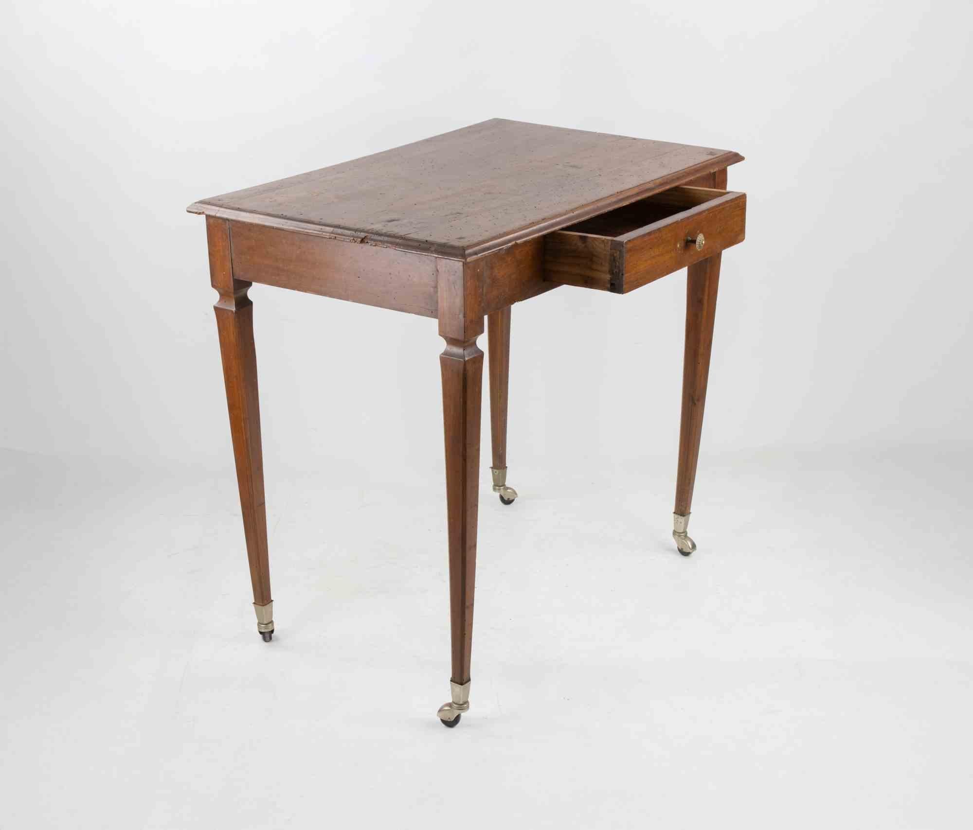 Table à roulettes réalisée par une manufacture italienne au milieu du 20ème siècle.

Tiroir central.

Bon état.