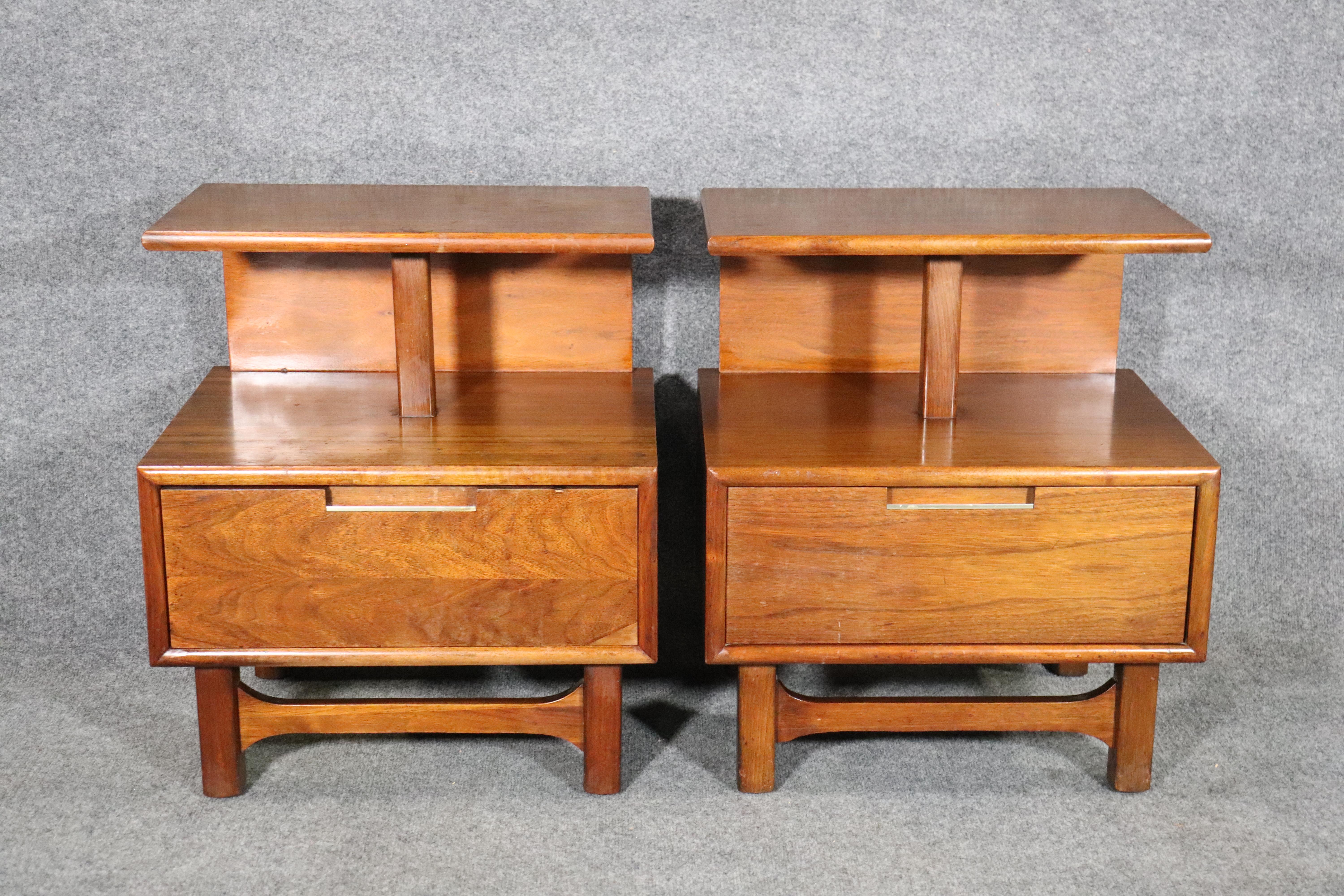 Pair of vintage end tables by Cavalier featuring a top shelf and bottom drawer for storage. Warm walnut grain and accenting brass trim handle.
Please confirm location.