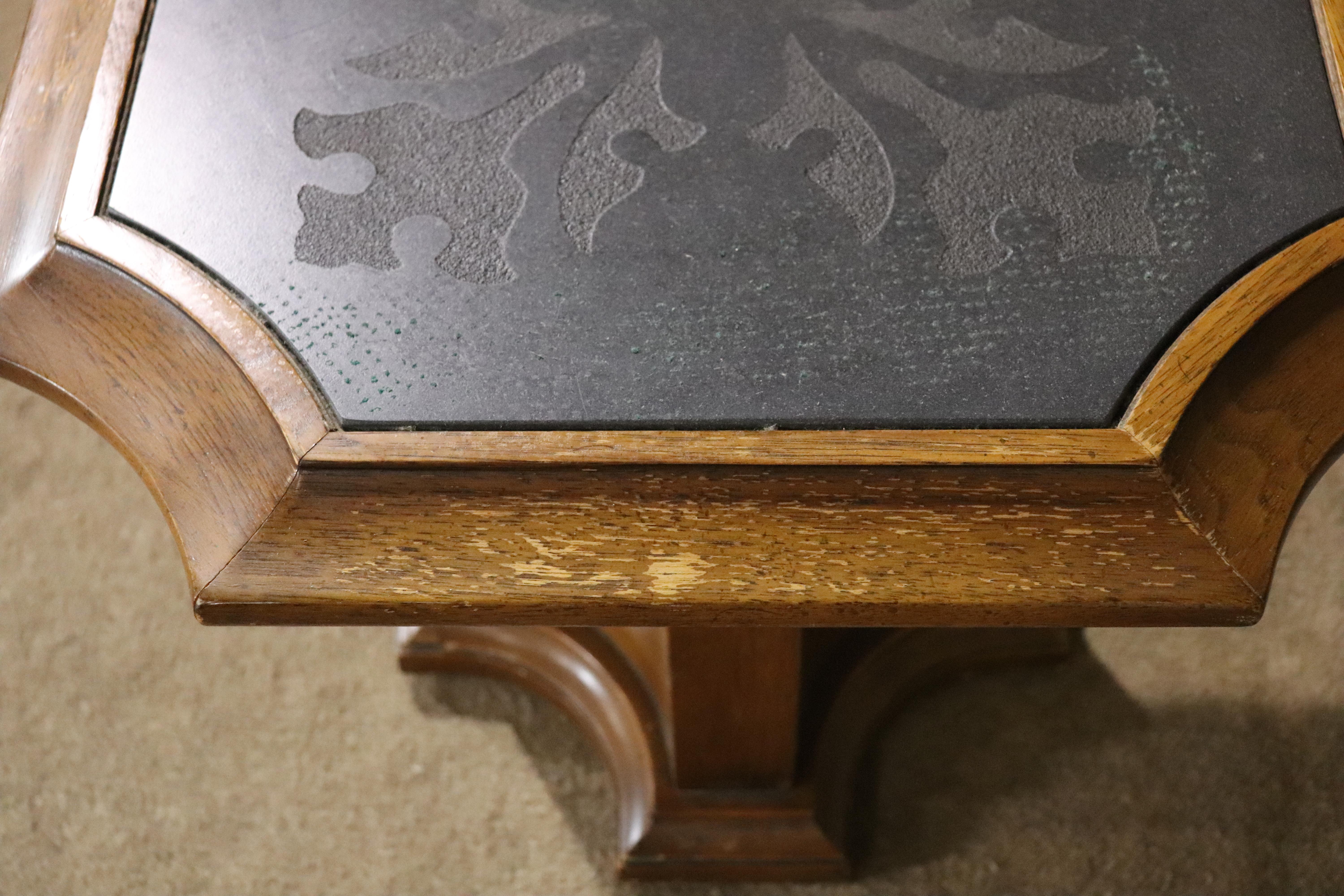 Mid-Century Tische mit geätzten Schieferplatten (20. Jahrhundert) im Angebot