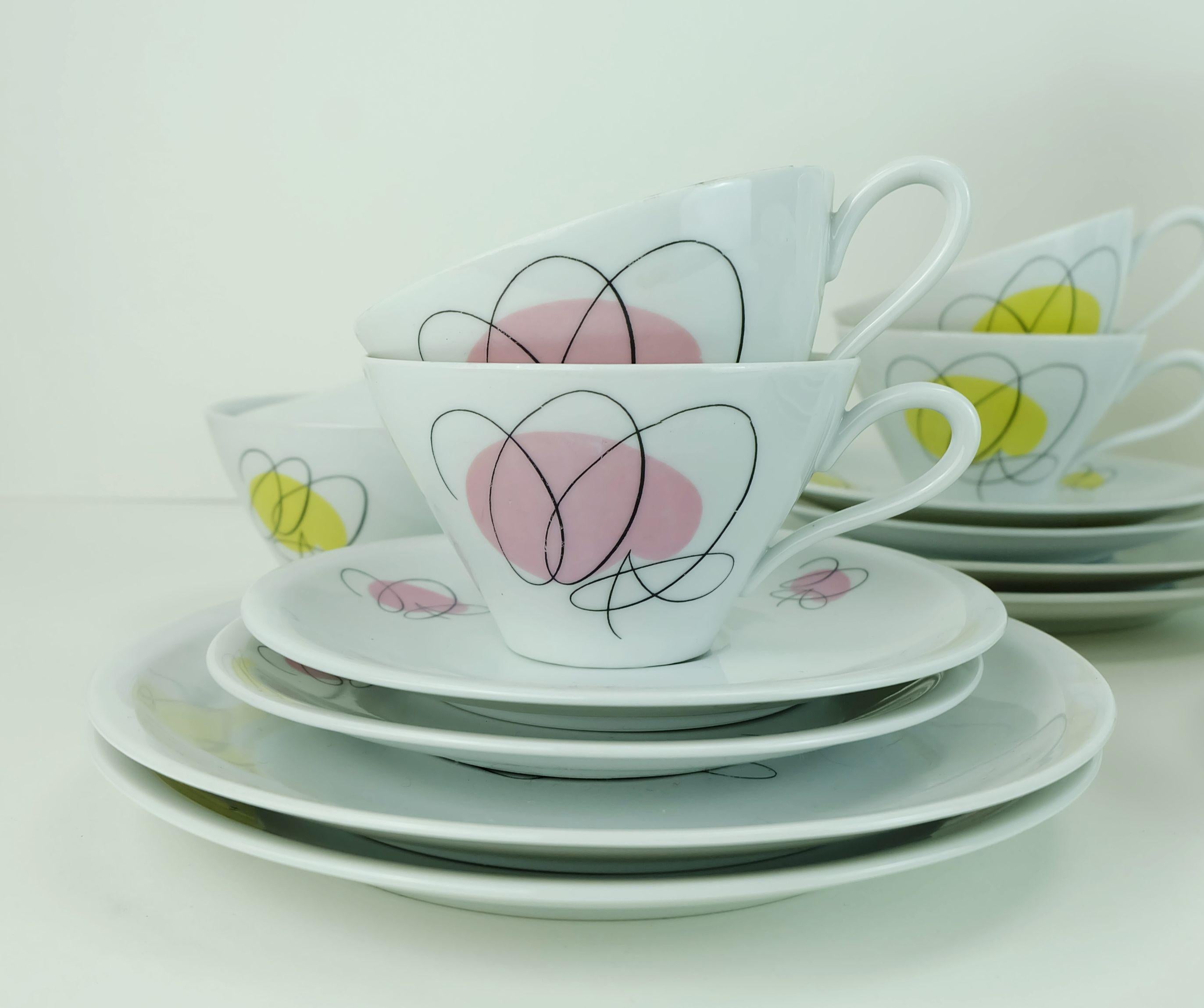 Sehr schönes Kaffeegeschirr aus den 1950er Jahren. Hergestellt von Schirnding, Bayern. Ein sehr schönes, zeitgenössisches Dekor aus der Mitte des Jahrhunderts in verschiedenen Pastellfarben (rosa, hellblau, gelb mit schwarz) auf weißem Porzellan.
