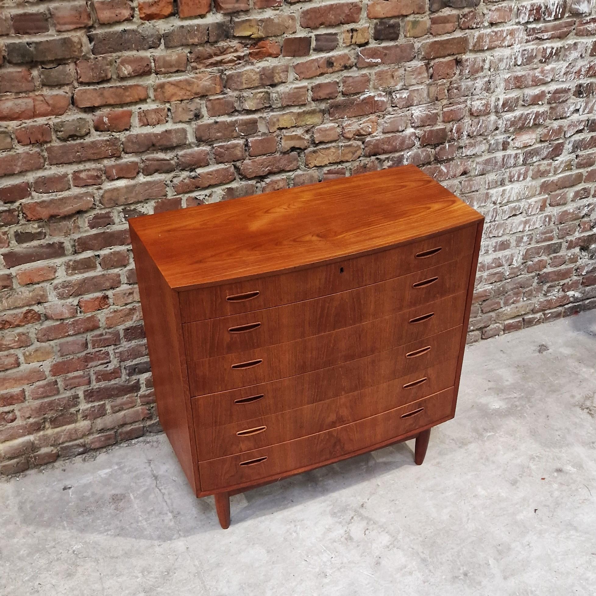 This piece of furniture, in perfect condition and of high quality of execution, has a curved front which opens with six drawers, the upper drawer has a lock and has its key.