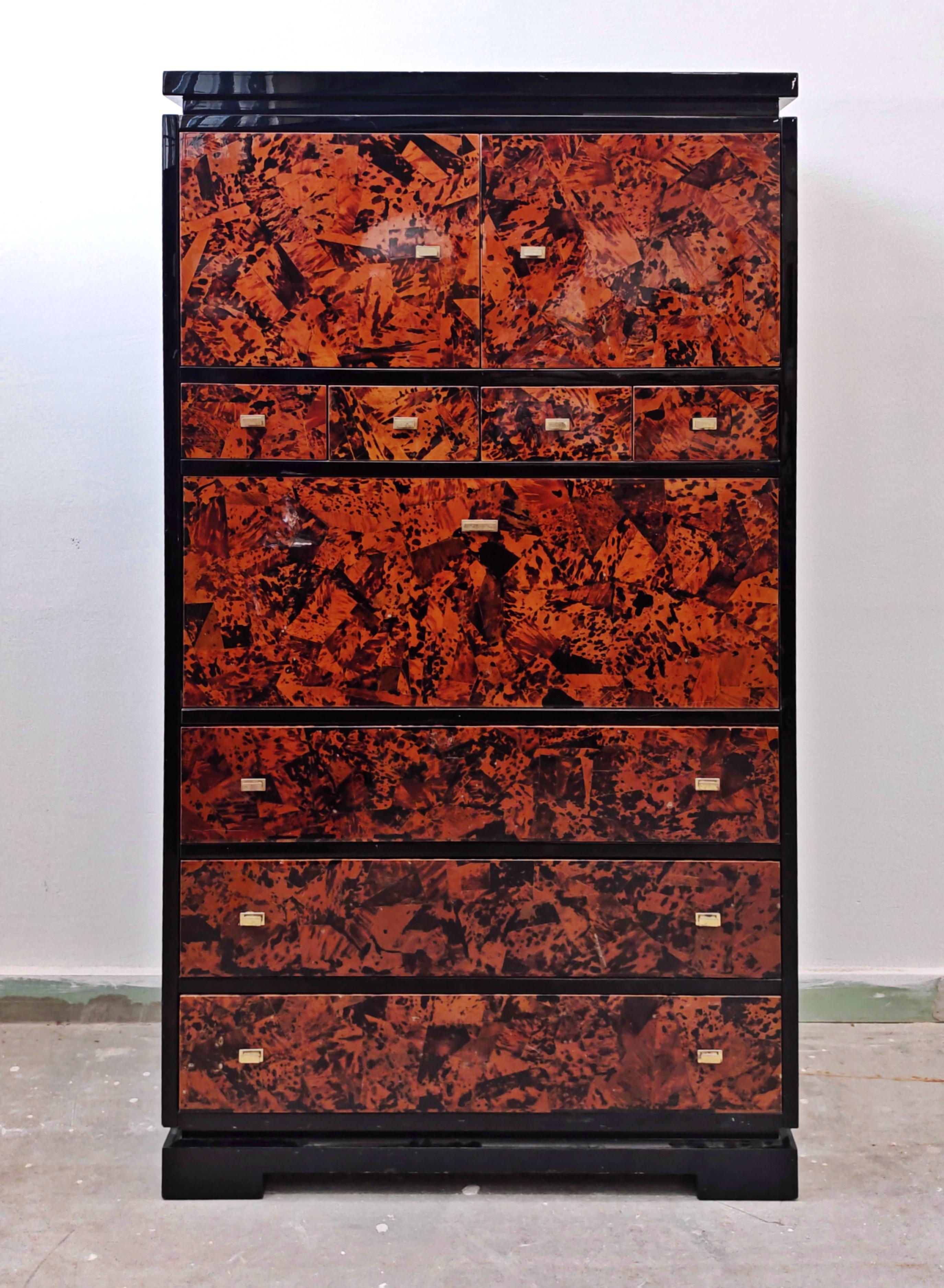 Dieser einzigartige Mid Century Tall Boy bzw. Sekretär aus massivem Eichenholz mit echtem Schildkrötenpanzer, der vollständig lackiert ist, wurde in Mailand von einem kleinen Designstudio namens Ottini hergestellt. Er verfügt über drei große