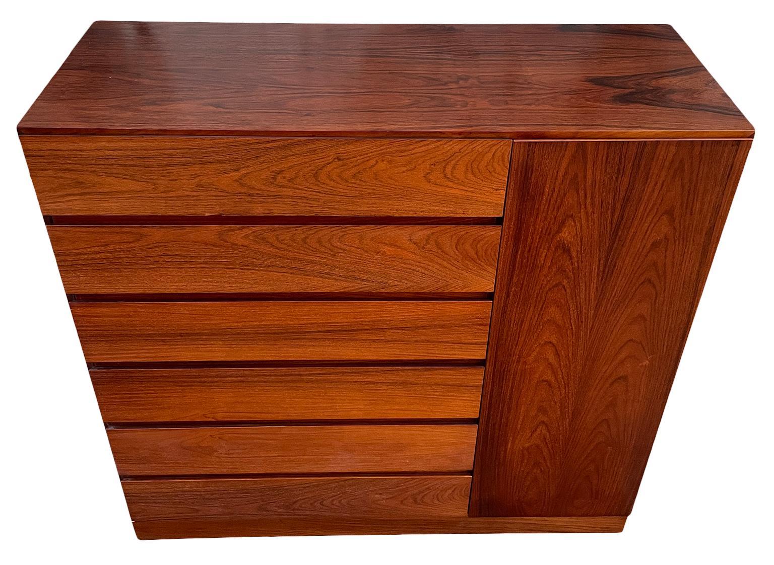 Magnifique grande commode en bois de rose du milieu du siècle, armoire à 6 tiroirs à gauche et 6 tiroirs à droite derrière la porte de l'armoire. Propre à l'intérieur comme à l'extérieur, tous les tiroirs coulissent facilement. Fabriqué au Danemark.