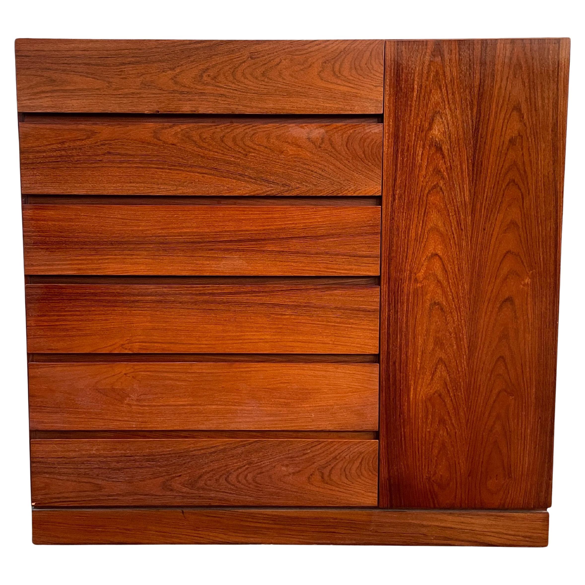 Mid-Century Tall Danish Modern Rosewood Dresser Wardrobe 12-Schublade Dänemark