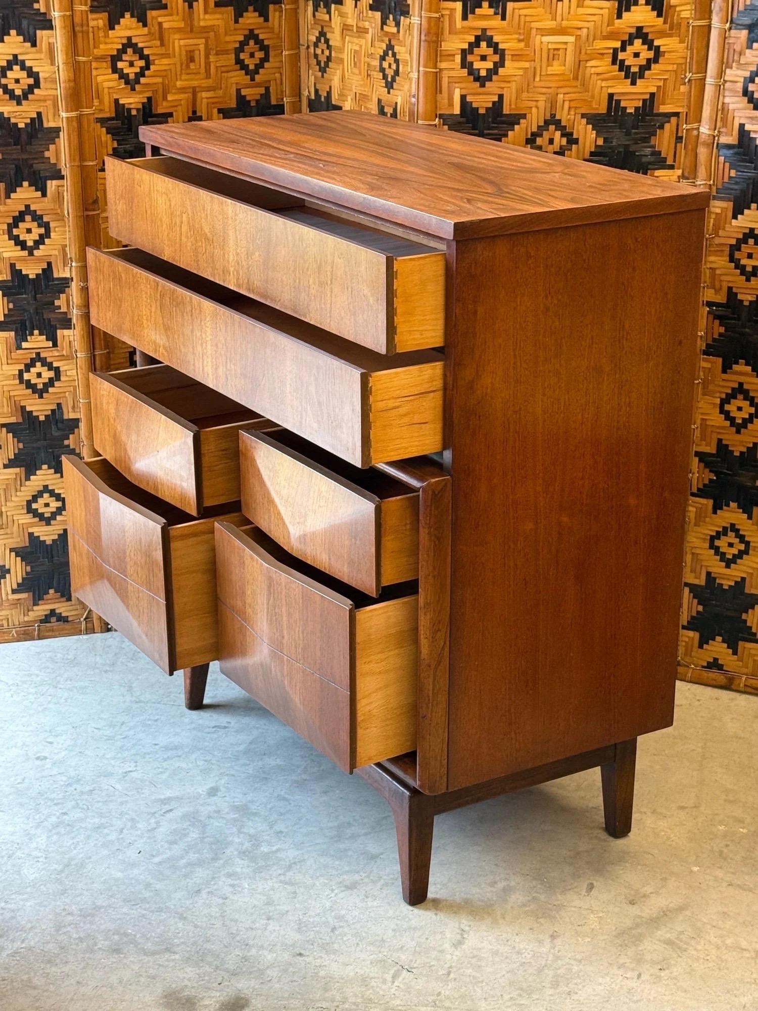 Mid-Century moderno Comò alto Mid-Century di United Furniture in vendita
