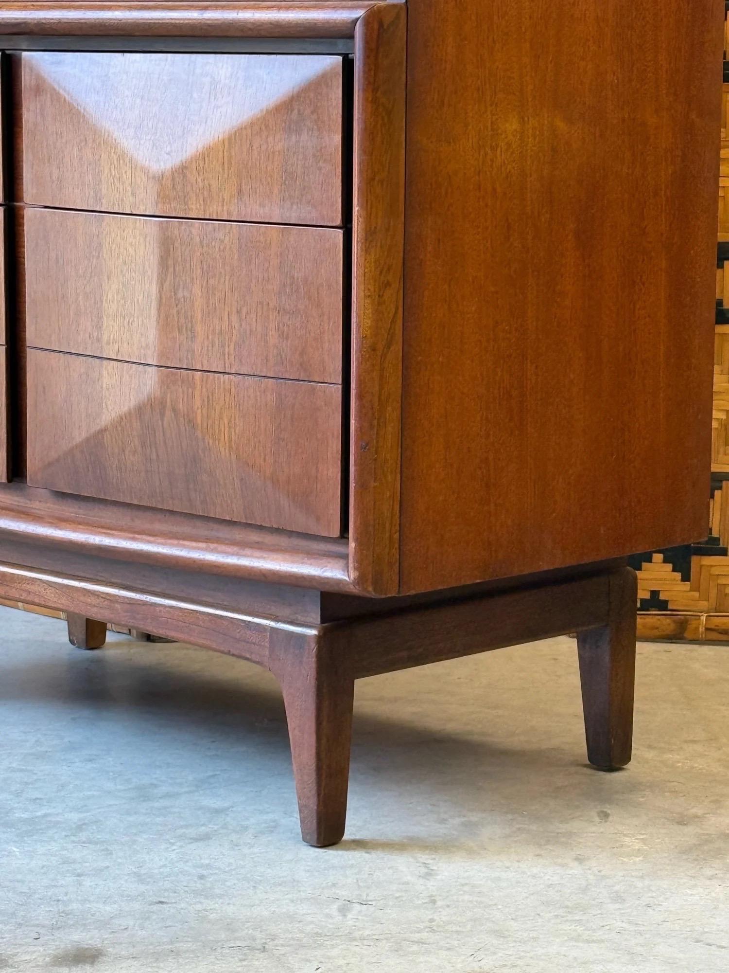 Comò alto Mid-Century di United Furniture In condizioni buone in vendita a Raleigh, NC