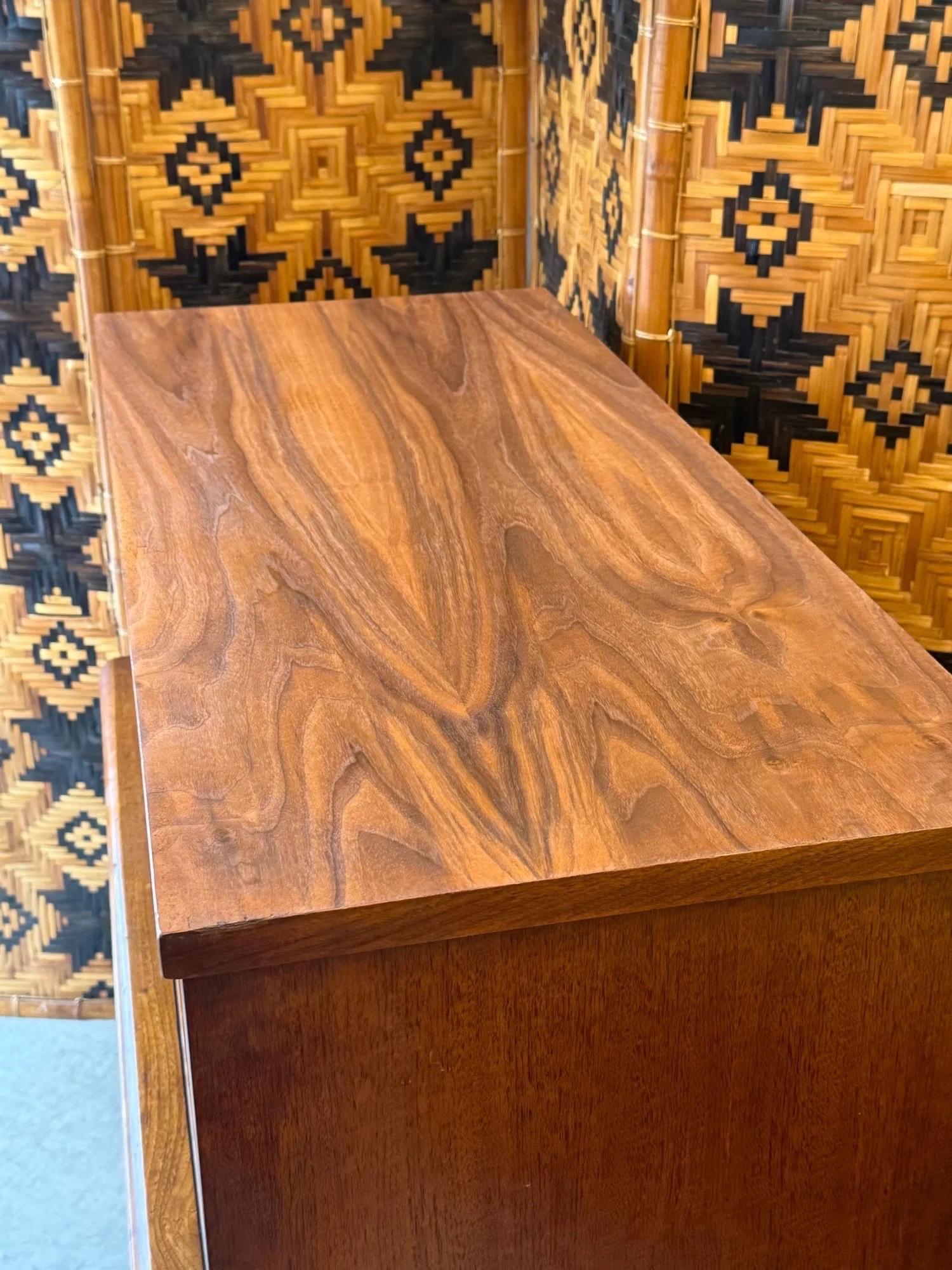 Comò alto Mid-Century di United Furniture in vendita 1
