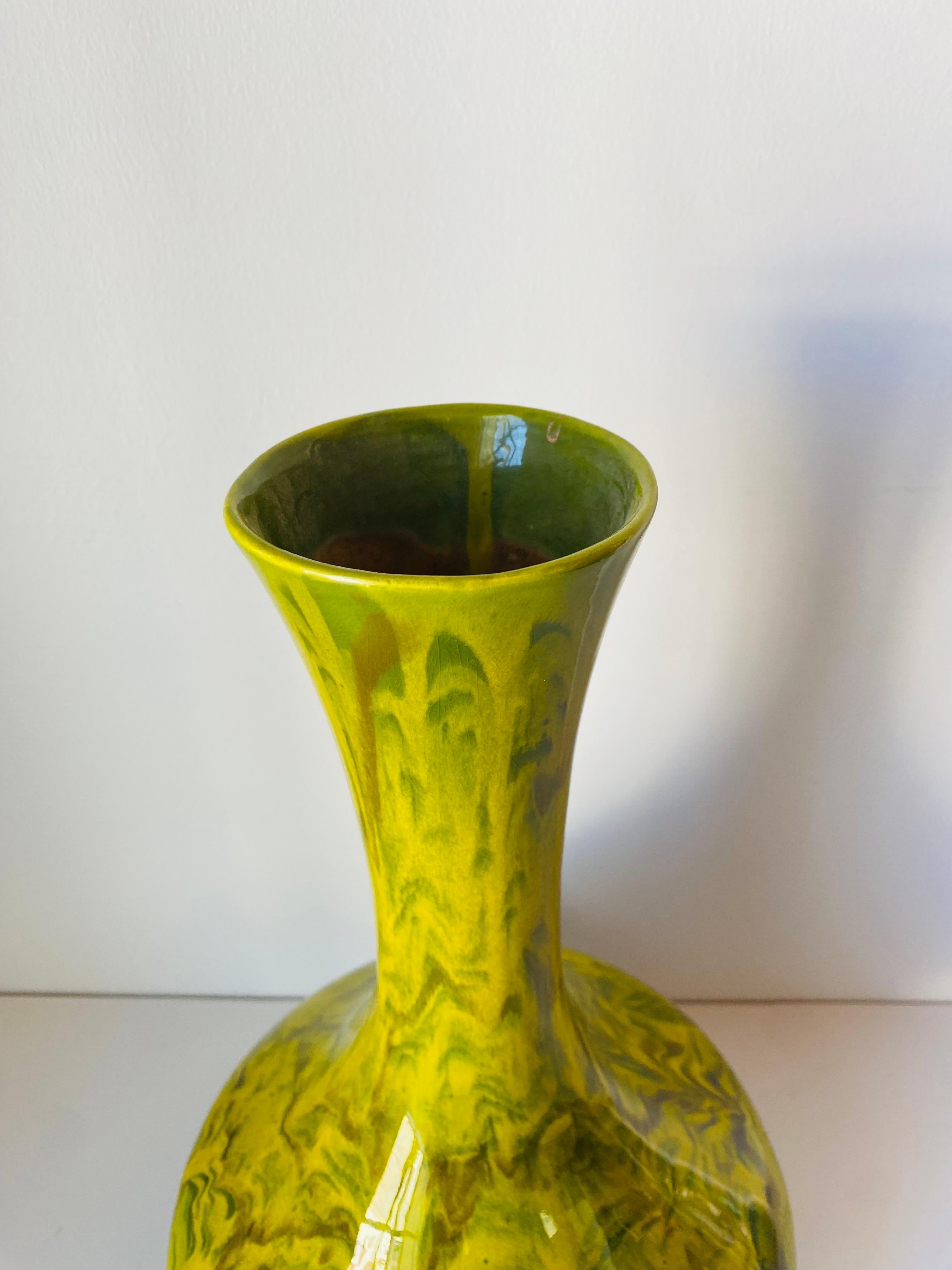Fait main Grand vase du milieu du siècle à glaçure goutte à goutte en vert par California Originals en vente