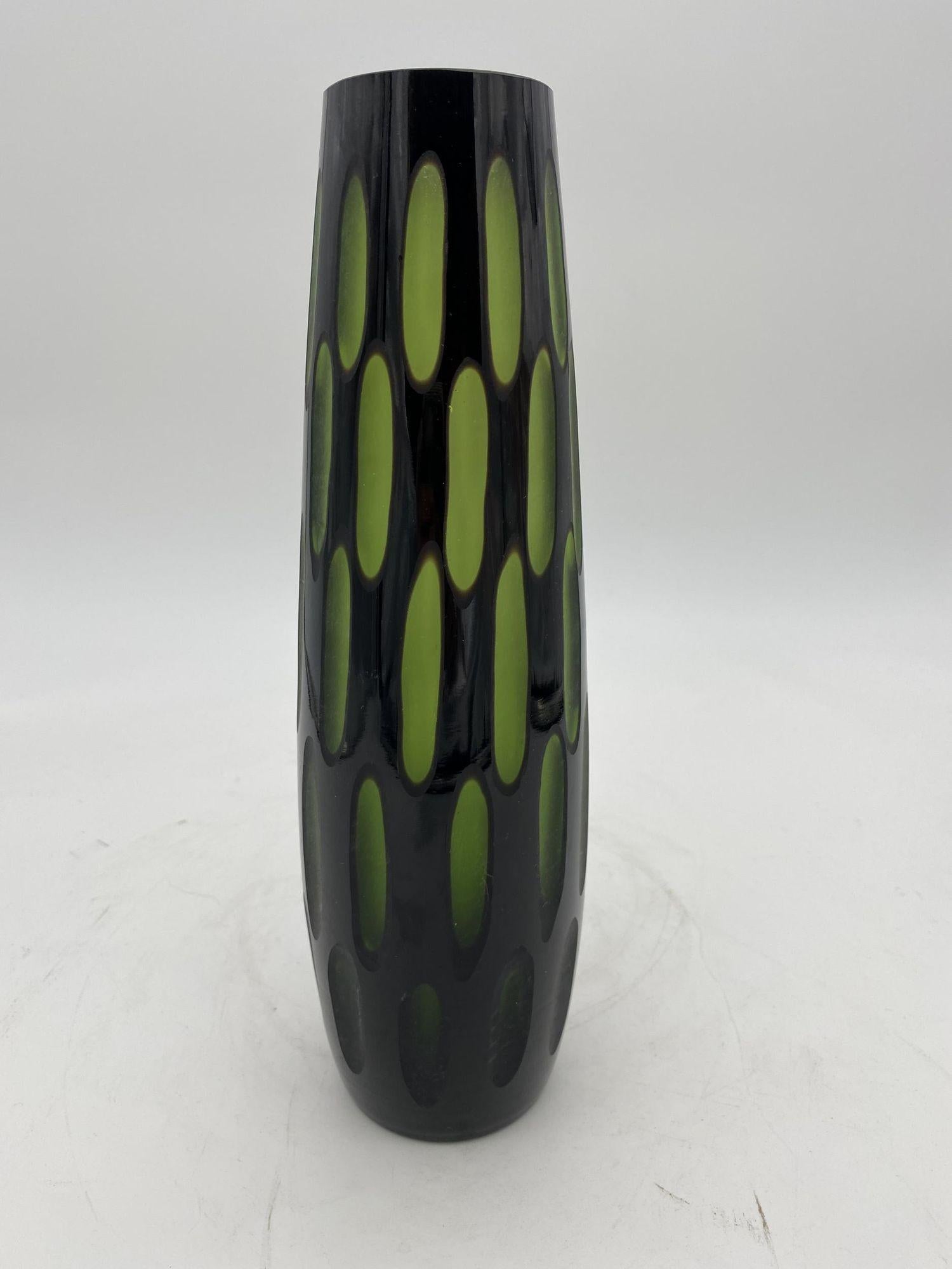 italien Grand vase du milieu du siècle en verre de Murano taillé en vert et ciselé en vente
